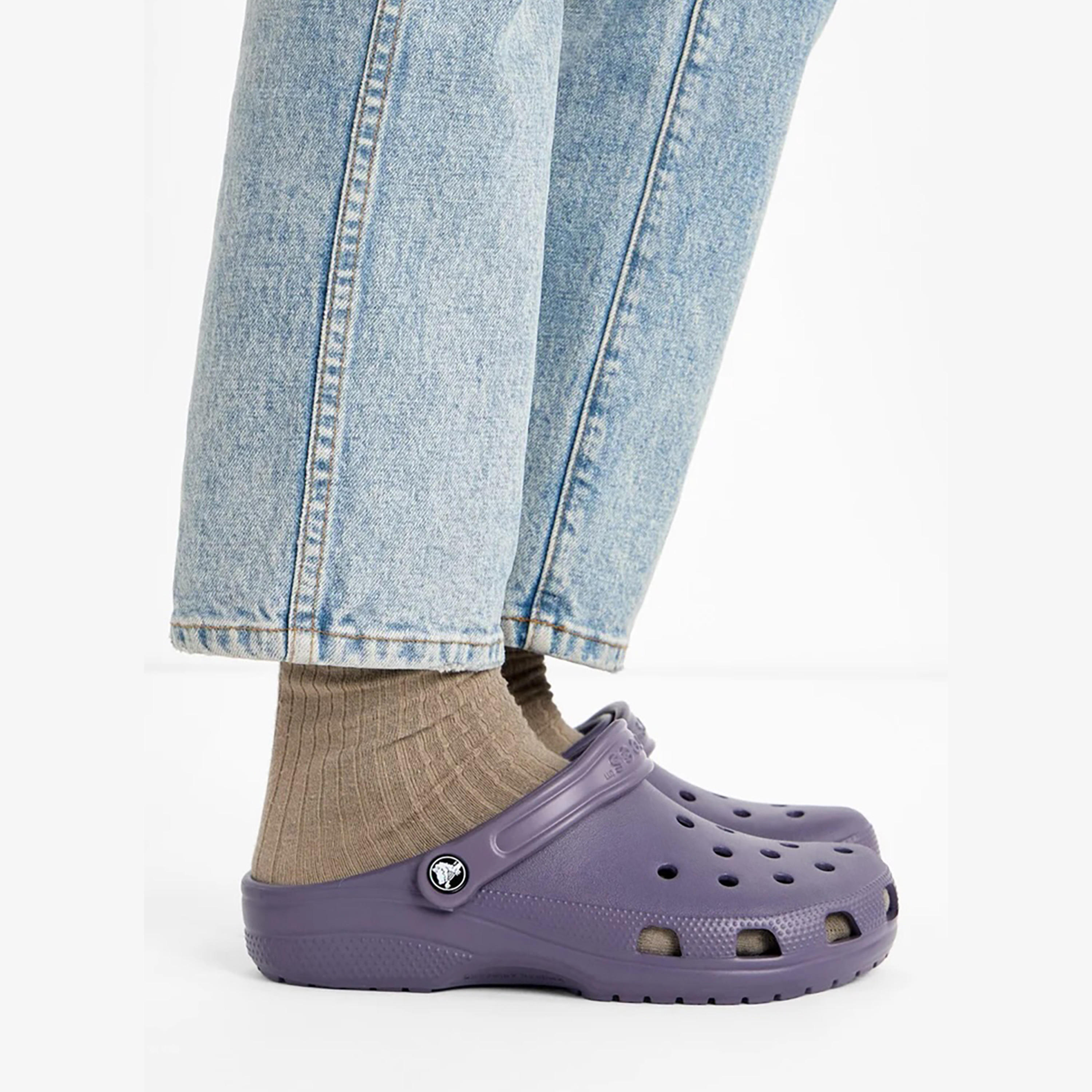 شبشب كلوج كلاسيكي بحزام خلفي للرجال من كروكس-men-shoes-sandals-image-2