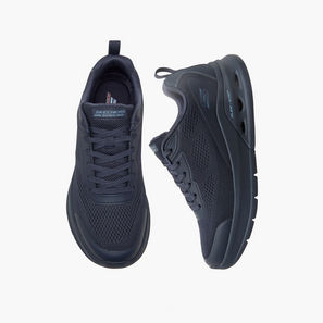حذاء رياضي بارز الملمس برباط إغلاق للرجال من سكيتشرز-men-shoes-image-1