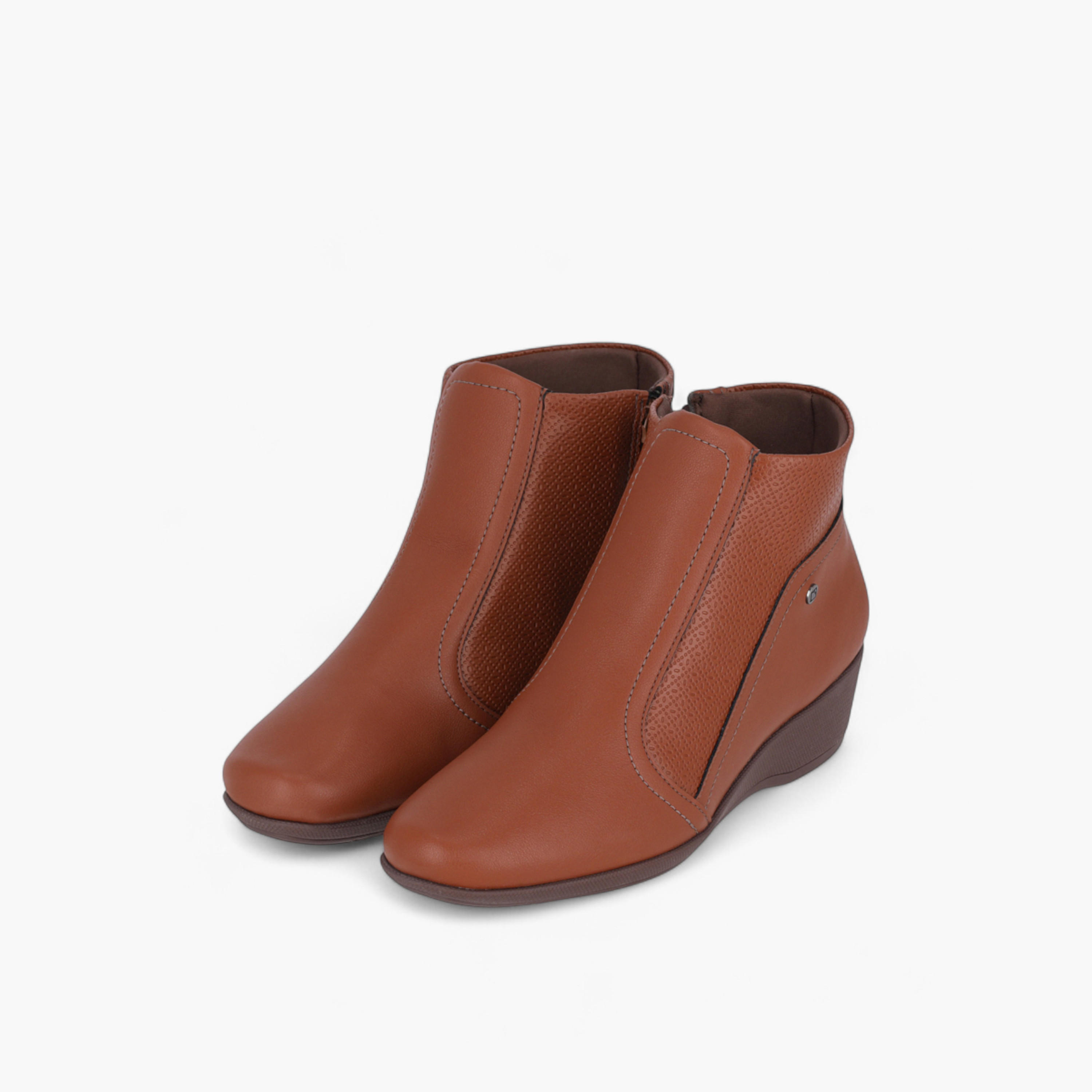 بوت بطول الكاحل وكعب ويدج للنساء من بيكاديلي-women-shoes-boots-image-1