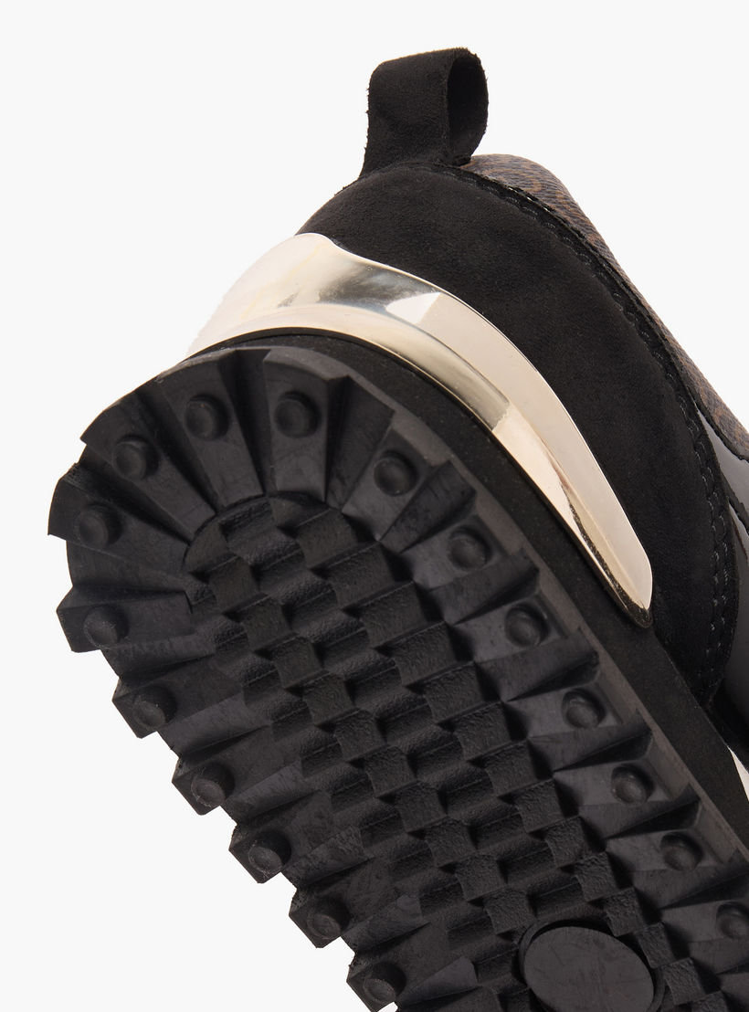 حذاء سنيكرز طول الكاحل بطبعات مونوجرام ورباط للنساء من سيلست-women-shoes-sneakers-image-5