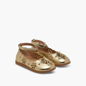 حذاء ماري جين بتفاصيل زهرية مفرغة للبنات من بيرفيت-girls-shoes-maryjanes-image-1