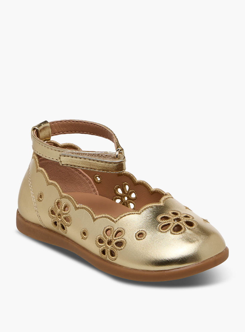 حذاء ماري جين بتفاصيل زهرية مفرغة للبنات من بيرفيت-girls-shoes-maryjanes-image-2