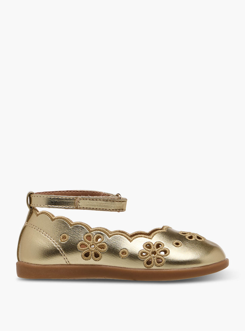 حذاء ماري جين بتفاصيل زهرية مفرغة للبنات من بيرفيت-girls-shoes-maryjanes-image-3