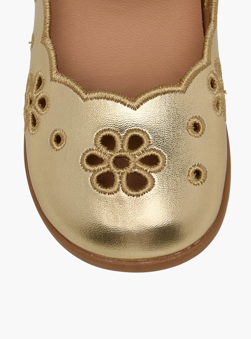 حذاء ماري جين بتفاصيل زهرية مفرغة للبنات من بيرفيت-girls-shoes-maryjanes-image-4