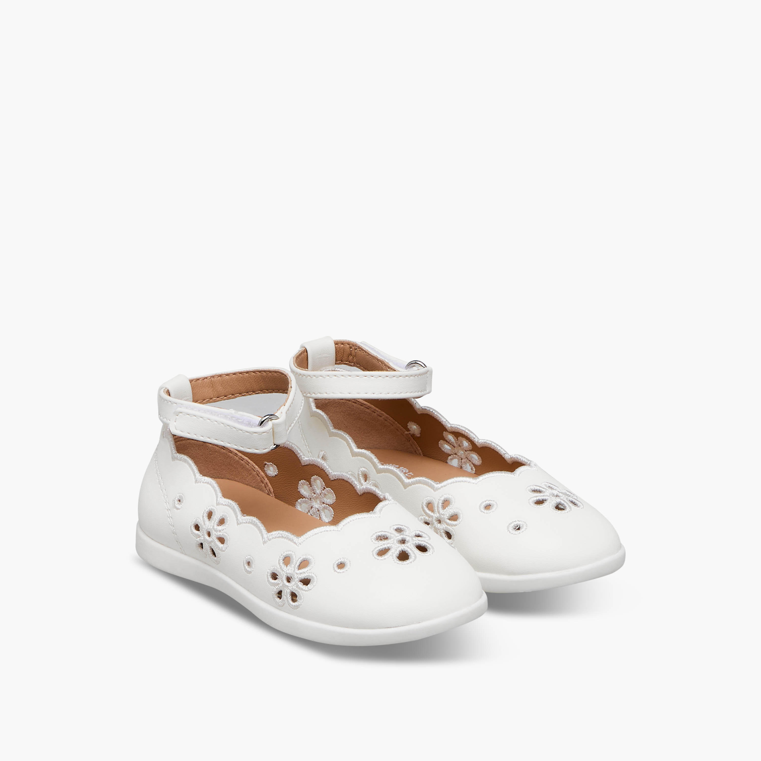 حذاء ماري جين بتفاصيل زهرية مفرغة للبنات من بيرفيت-girls-shoes-maryjanes-image-1