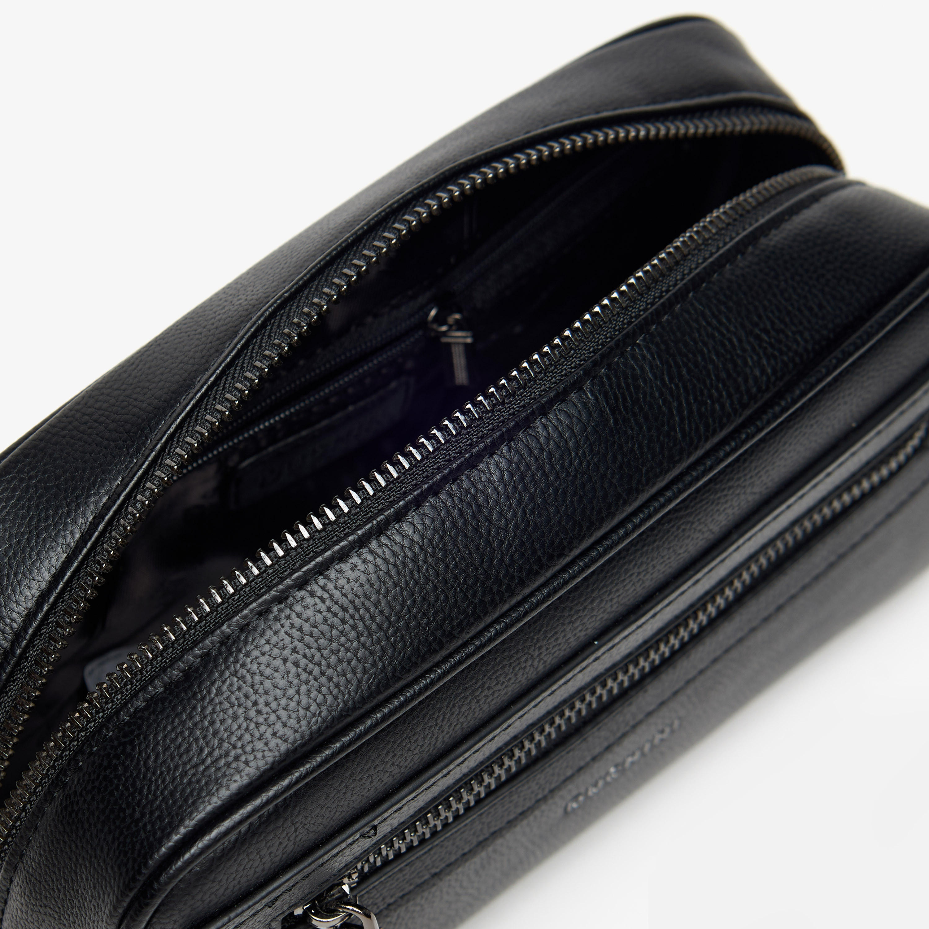 شنطة صغيرة سادة بسحّاب إغلاق وحزام معصم من دوتشيني-men-bags-image-4