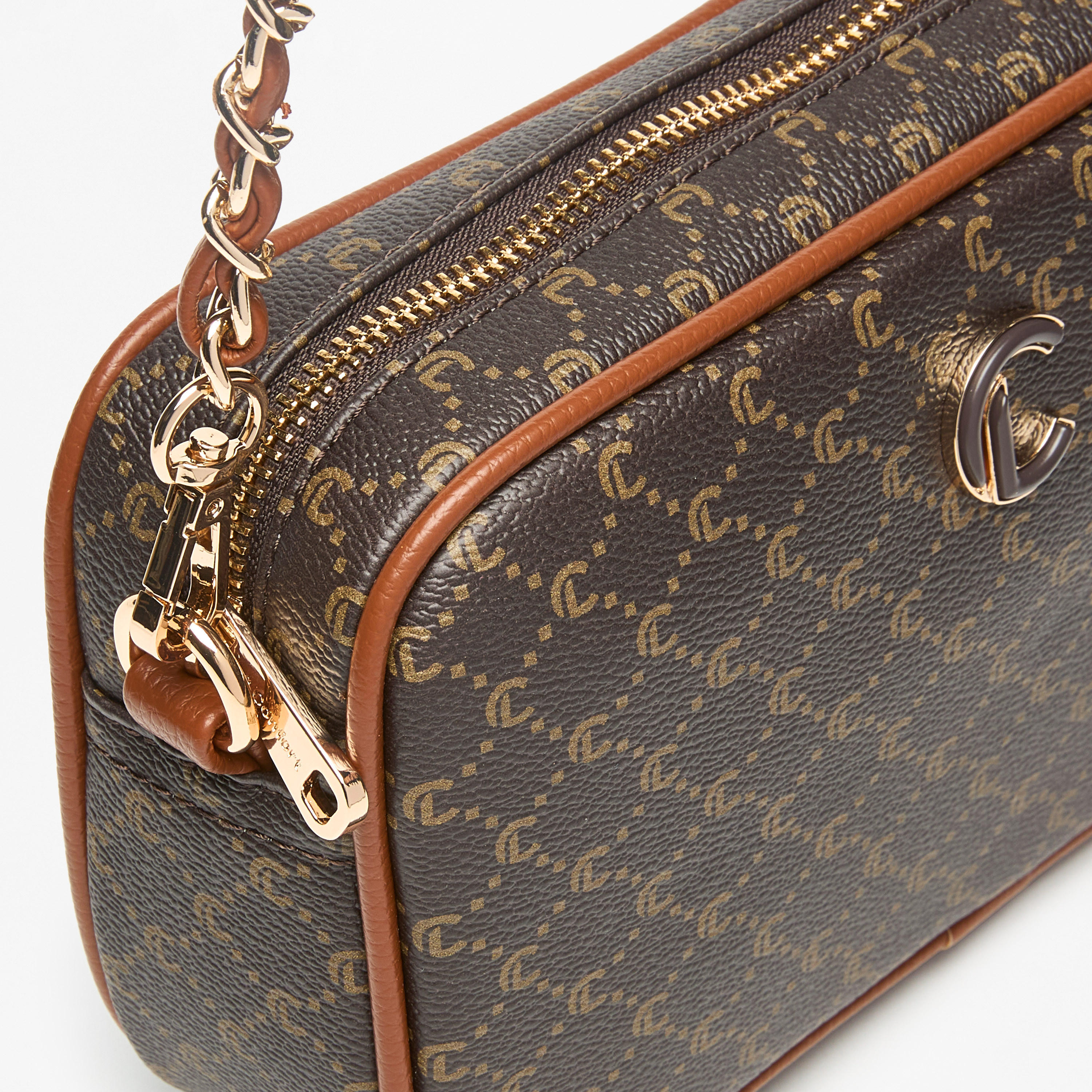 شنطة كروس بودي بطبعات مونوجرام وسحاب إغلاق وحزام بسلسلة من لو كونفورت-women-bagsandwallets-handbags-image-4