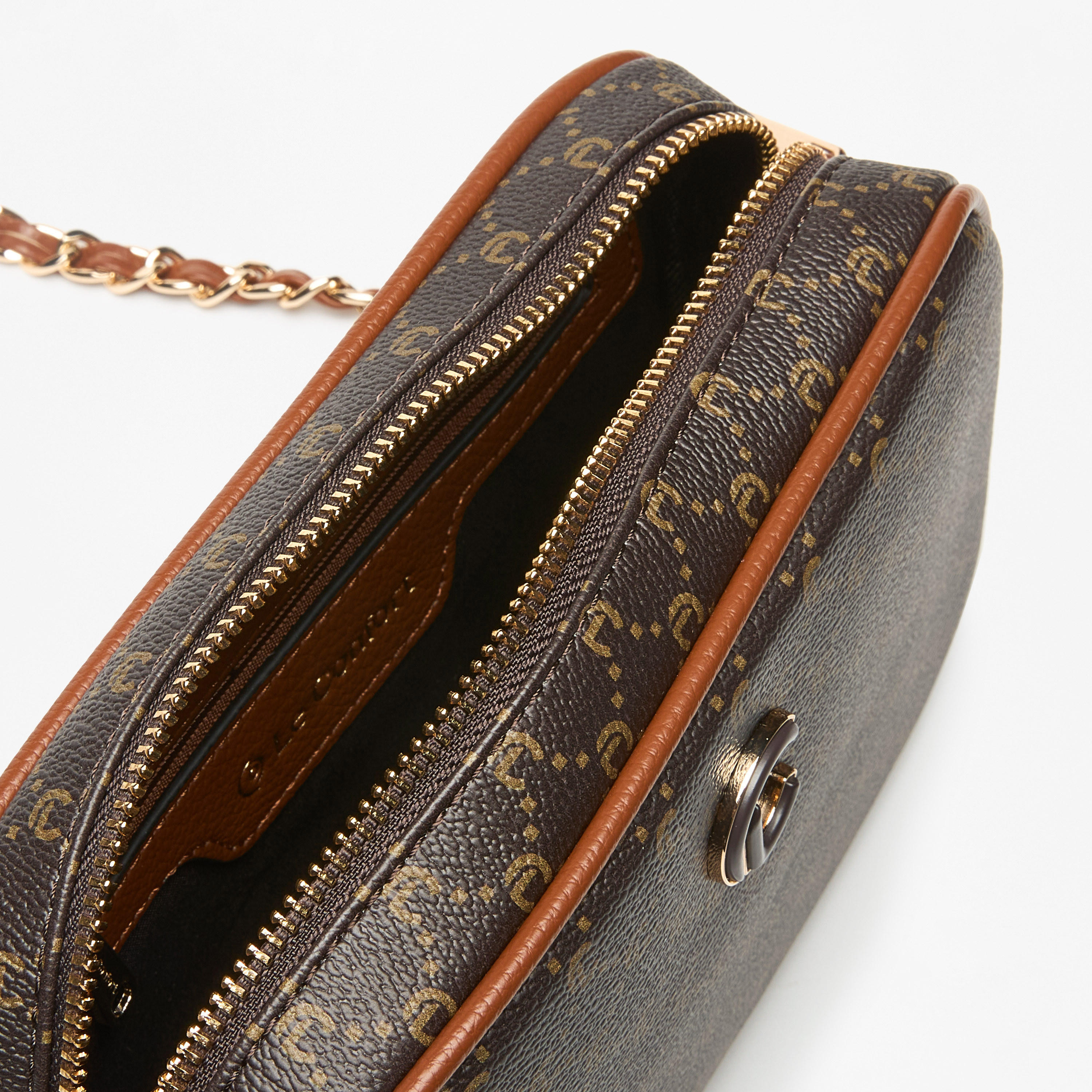 شنطة كروس بودي بطبعات مونوجرام وسحاب إغلاق وحزام بسلسلة من لو كونفورت-women-bagsandwallets-handbags-image-5
