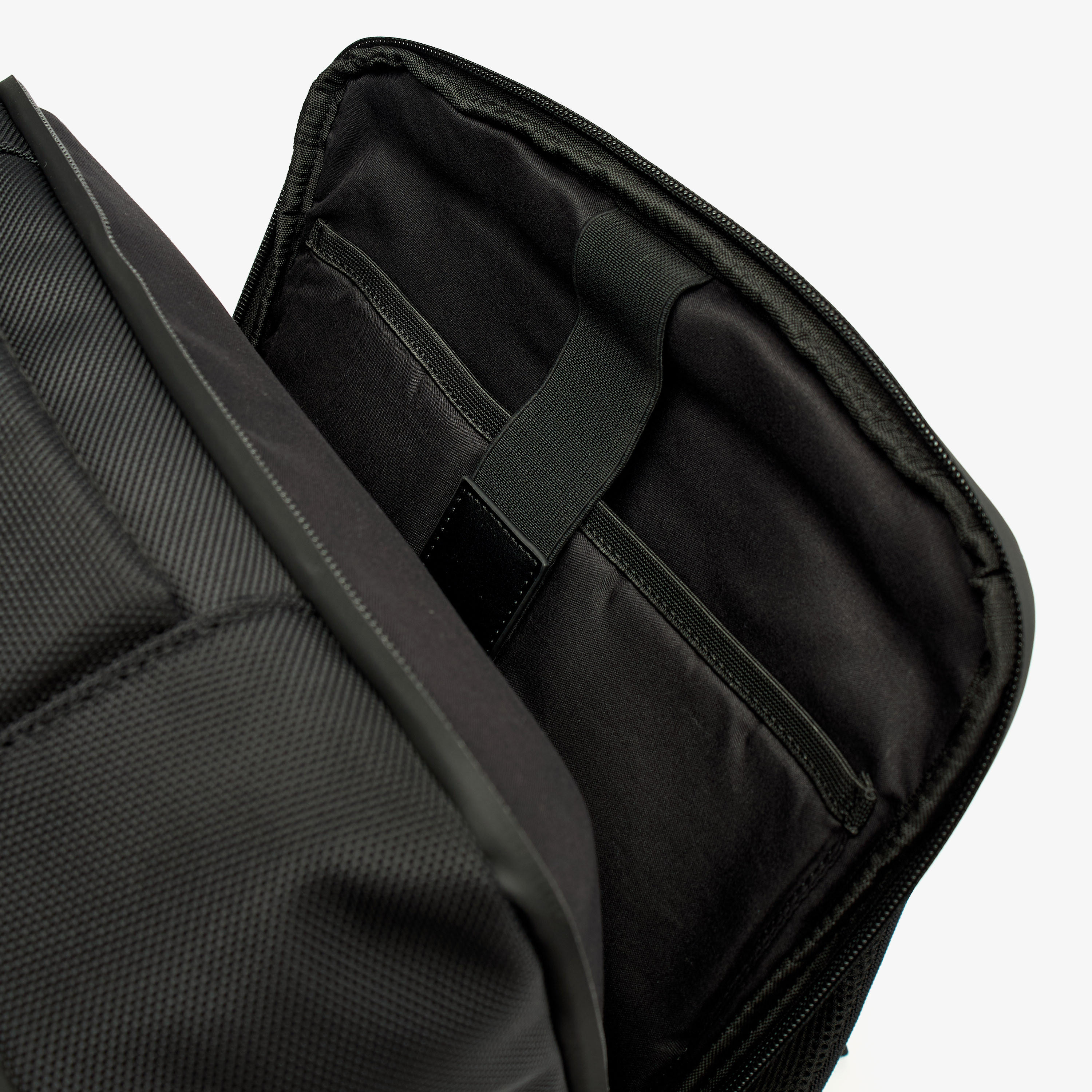 شنطة ظهر سادة بسحاب إغلاق وحمالات قابلة للتعديل من دوتشيني-men-bags-image-5