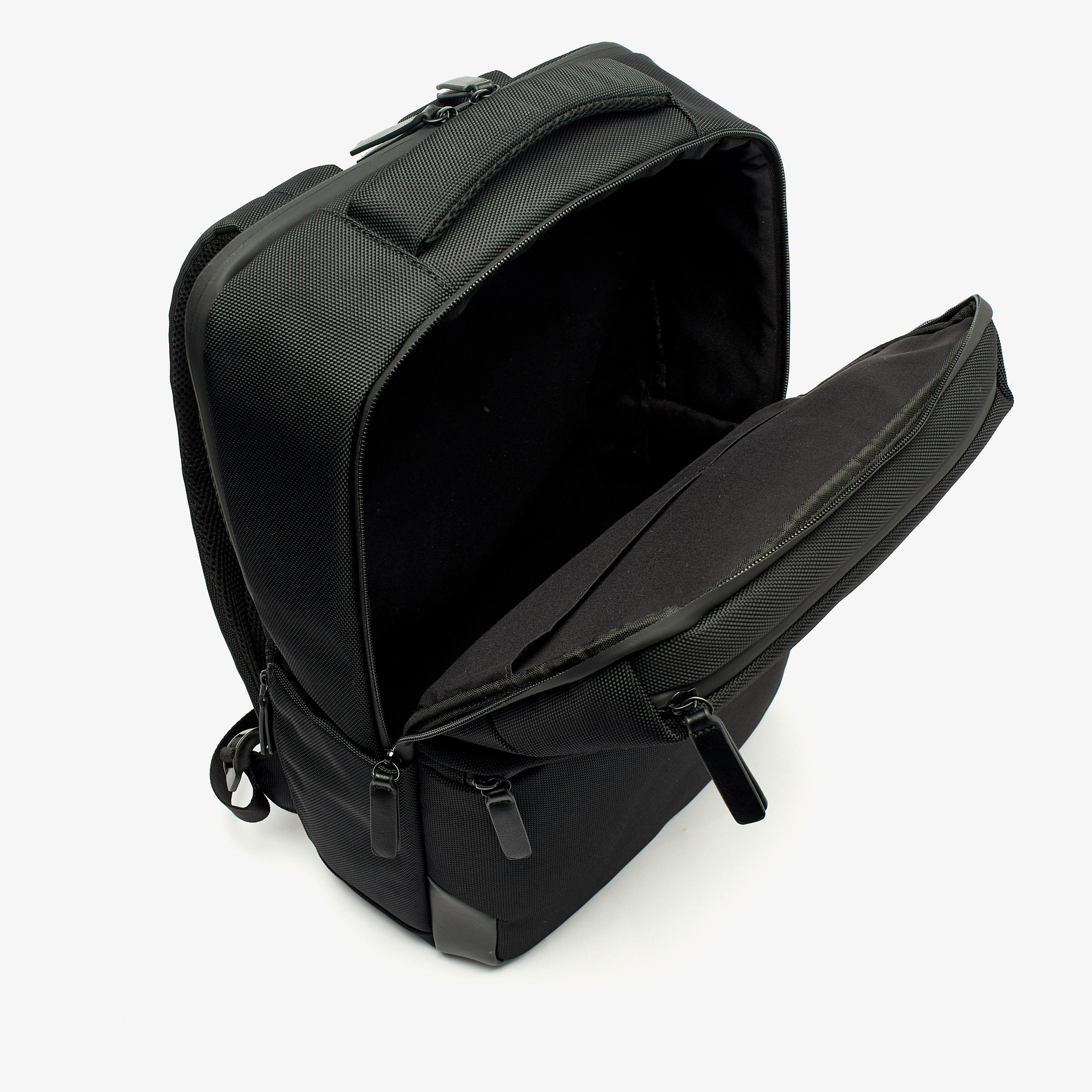 شنطة ظهر سادة بسحاب إغلاق وحمالات قابلة للتعديل من دوتشيني-men-bags-image-6