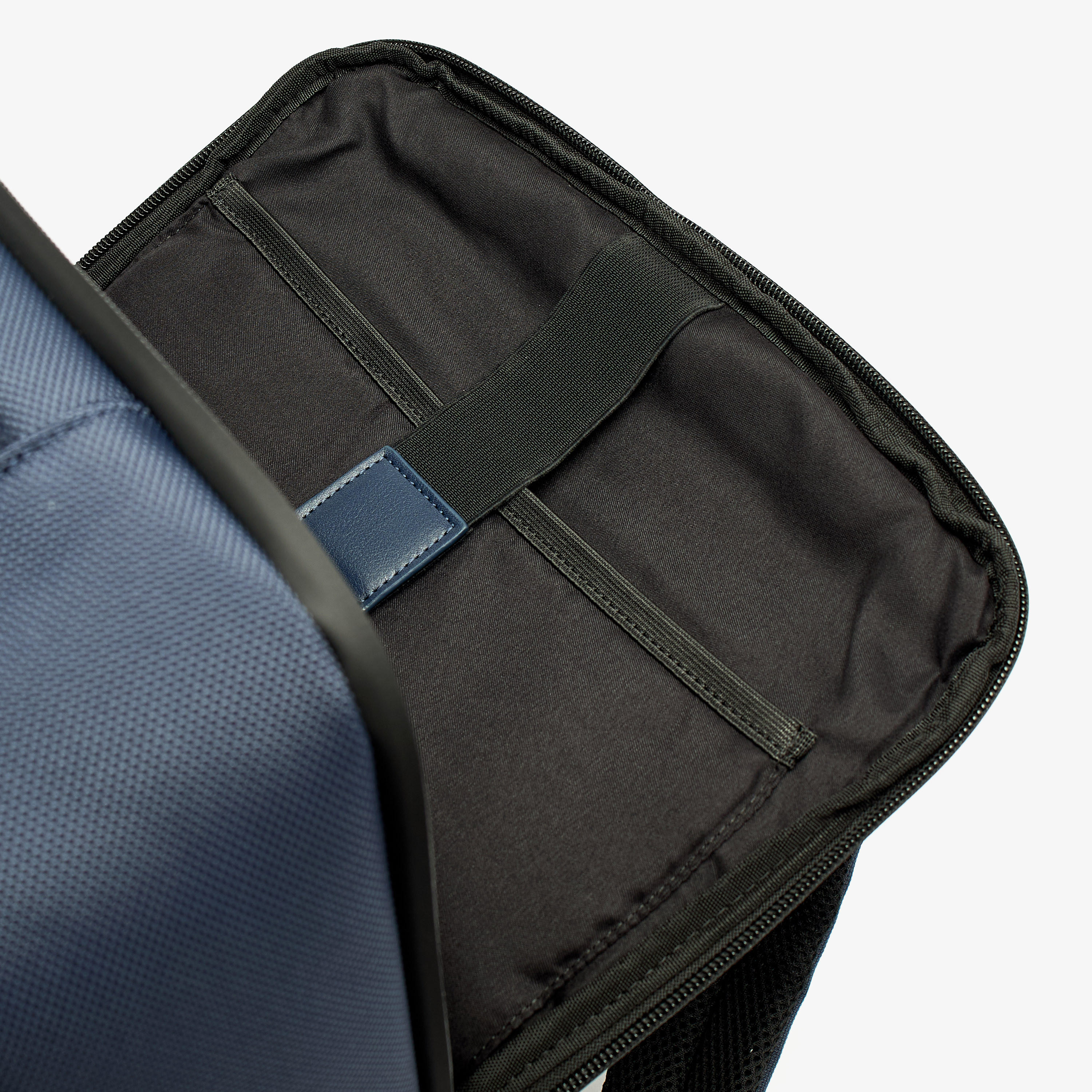 شنطة ظهر سادة بسحاب إغلاق وحمالات قابلة للتعديل من دوتشيني-men-bags-image-5