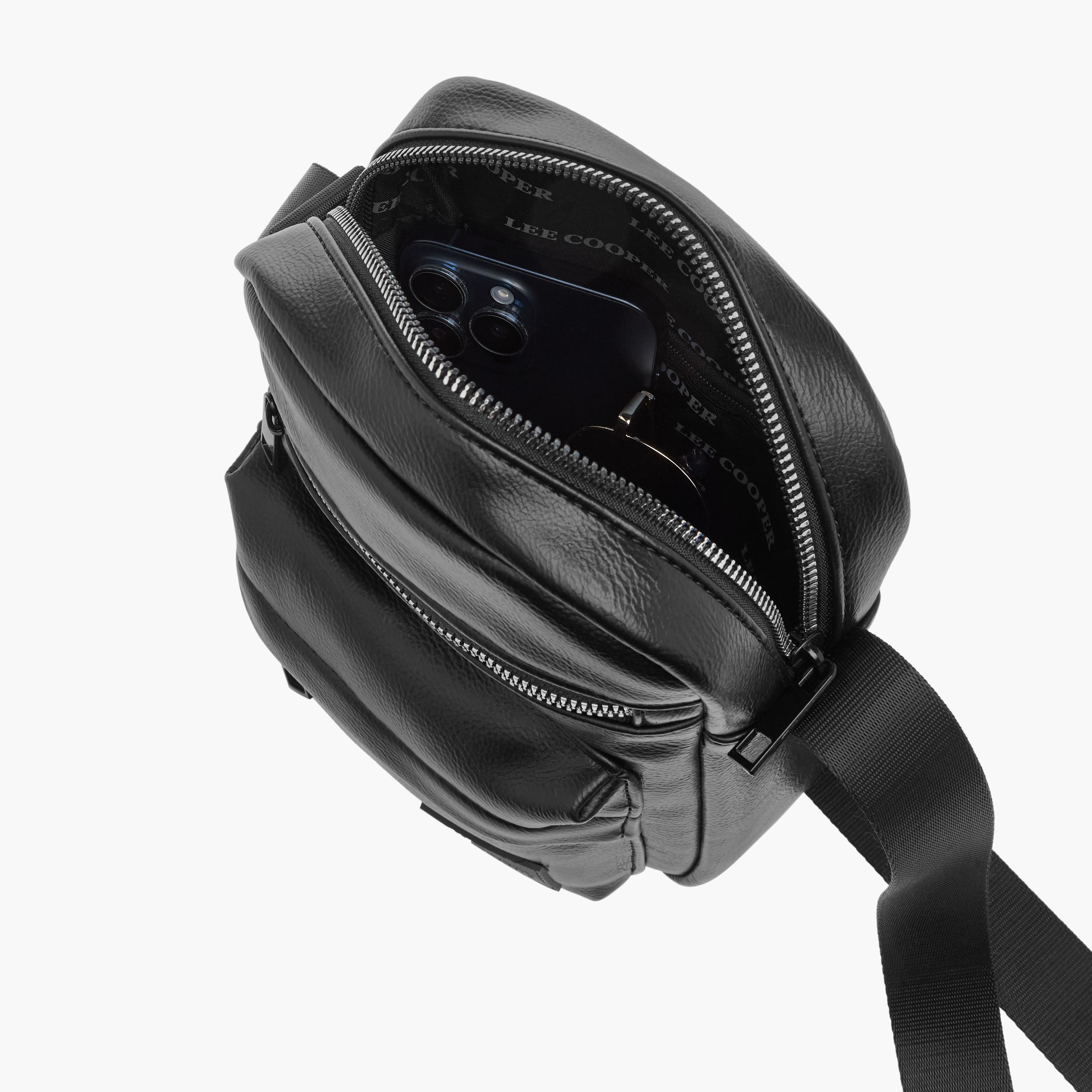 شنطة كروس بودي بارزة الملمس بحزام قابل للتعديل وسحّاب إغلاق من لي كوبر-travel-accessories-image-6