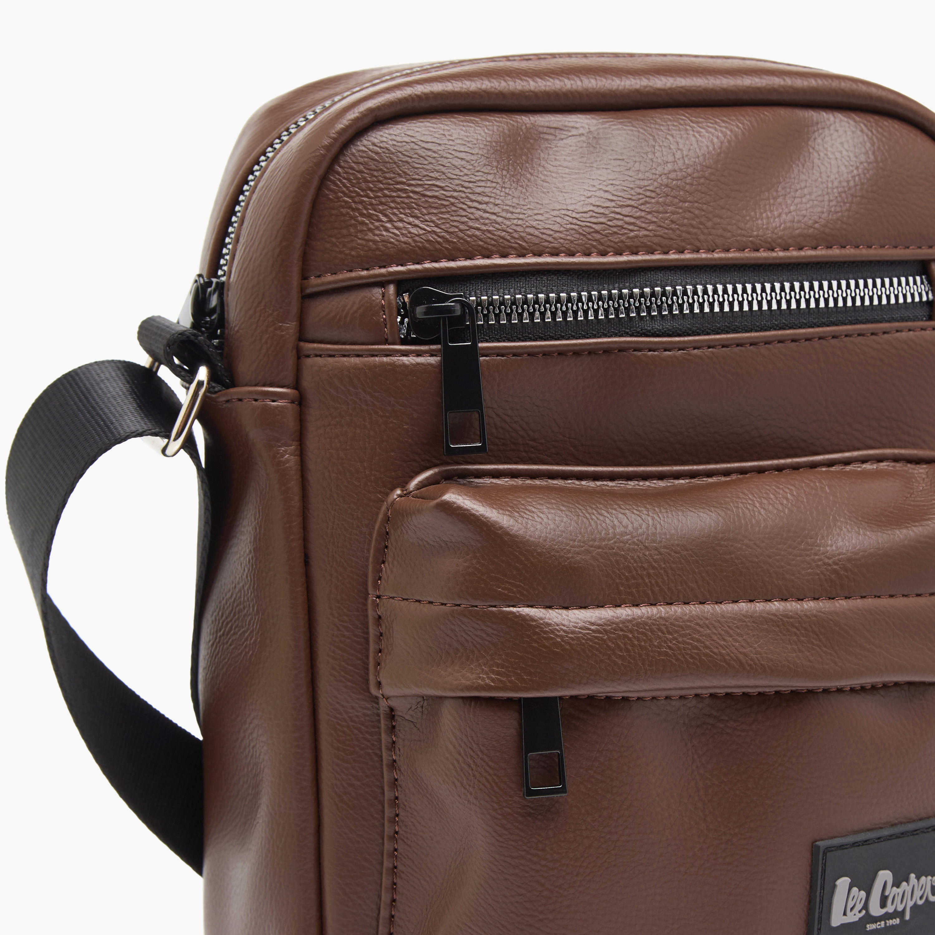 شنطة كروس بودي بارزة الملمس بحزام قابل للتعديل وسحّاب إغلاق من لي كوبر-travel-accessories-image-3
