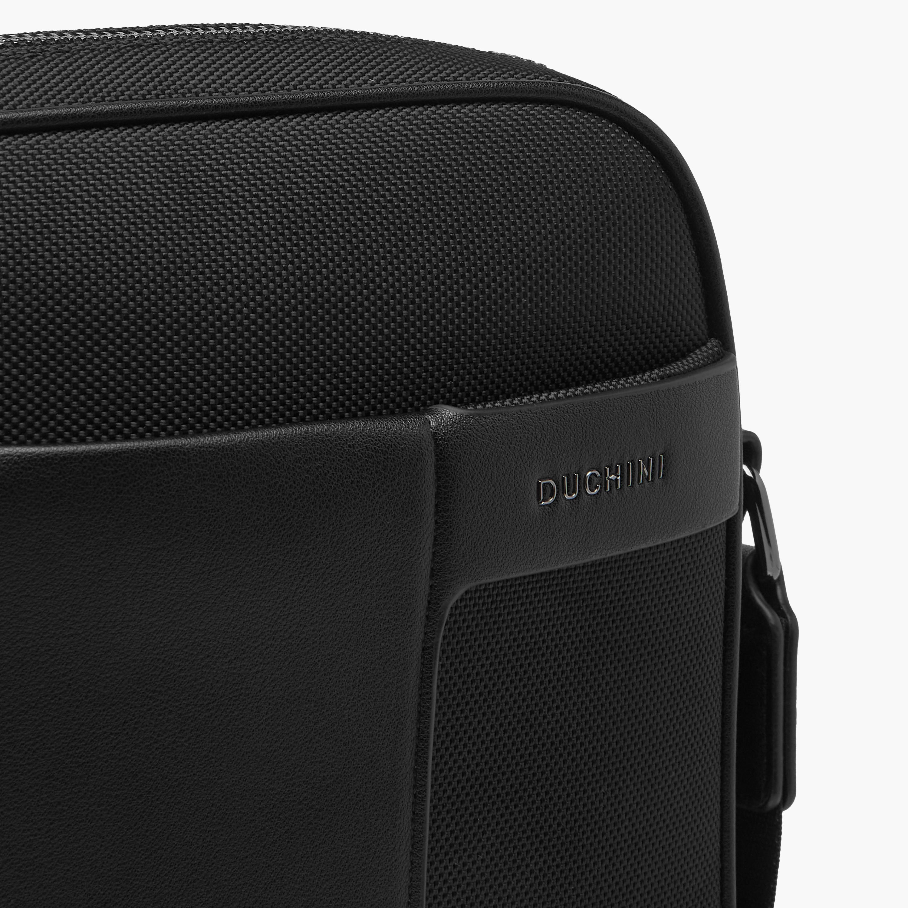 شنطة كروس بودي بارزة الملمس بحزام قابل للتعديل وسحاب إغلاق من دوتشيني-travel-accessories-image-5