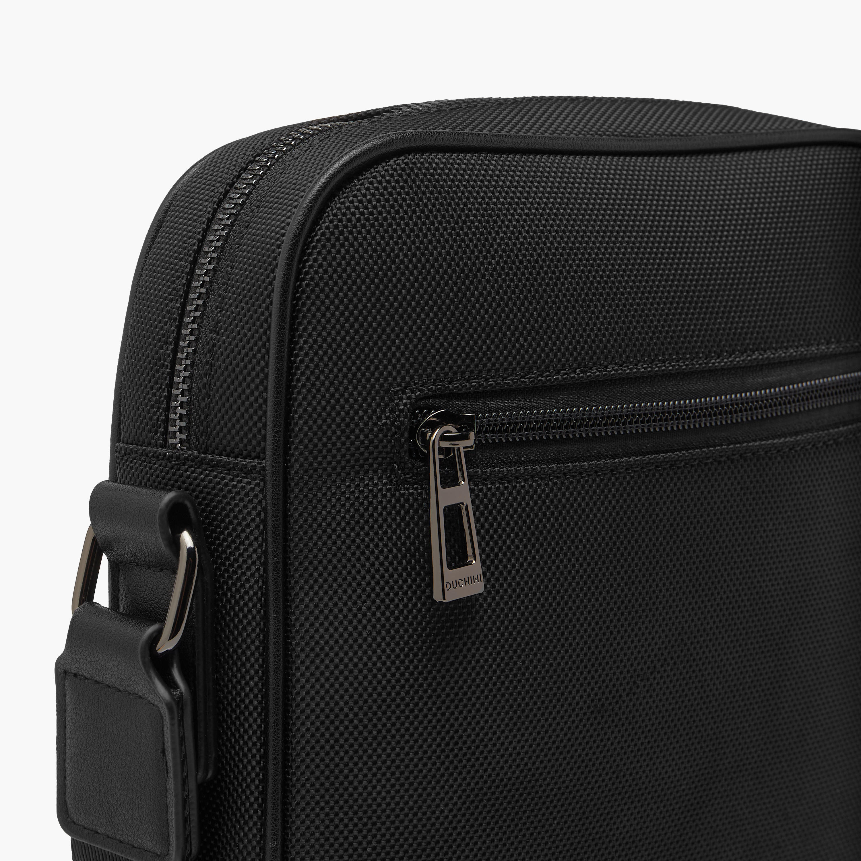 شنطة كروس بودي بارزة الملمس بحزام قابل للتعديل وسحاب إغلاق من دوتشيني-travel-accessories-image-6