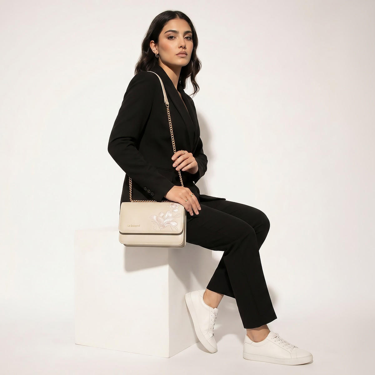 شنطة كروس بودي بتطريزات زهور وإغلاق بزر من لو كونفورت-women-bagsandwallets-handbags-image-9