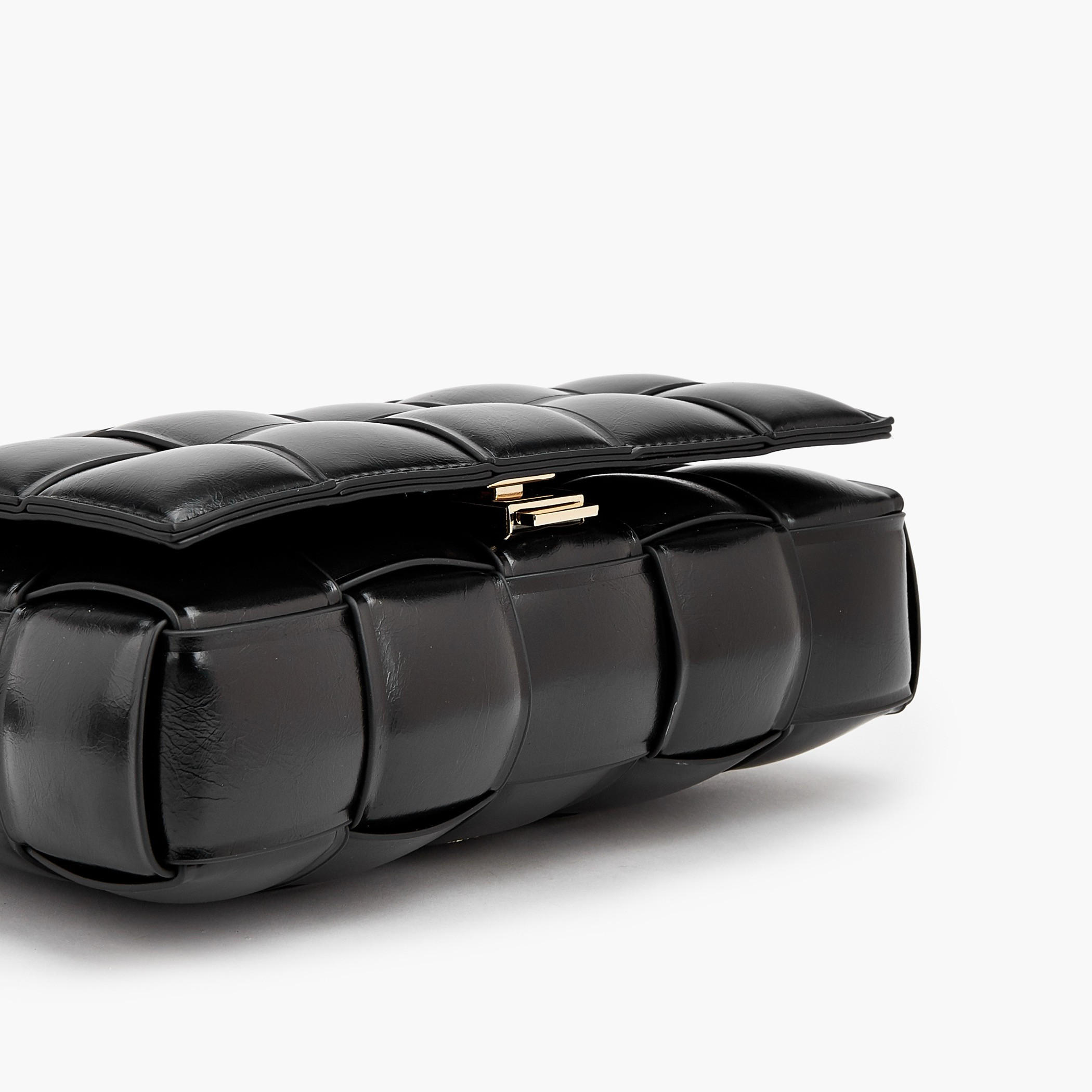 شنطة كروسبودي مبطنة بحزام قابل للتعديل من سيليست-women-bagsandwallets-handbags-image-7