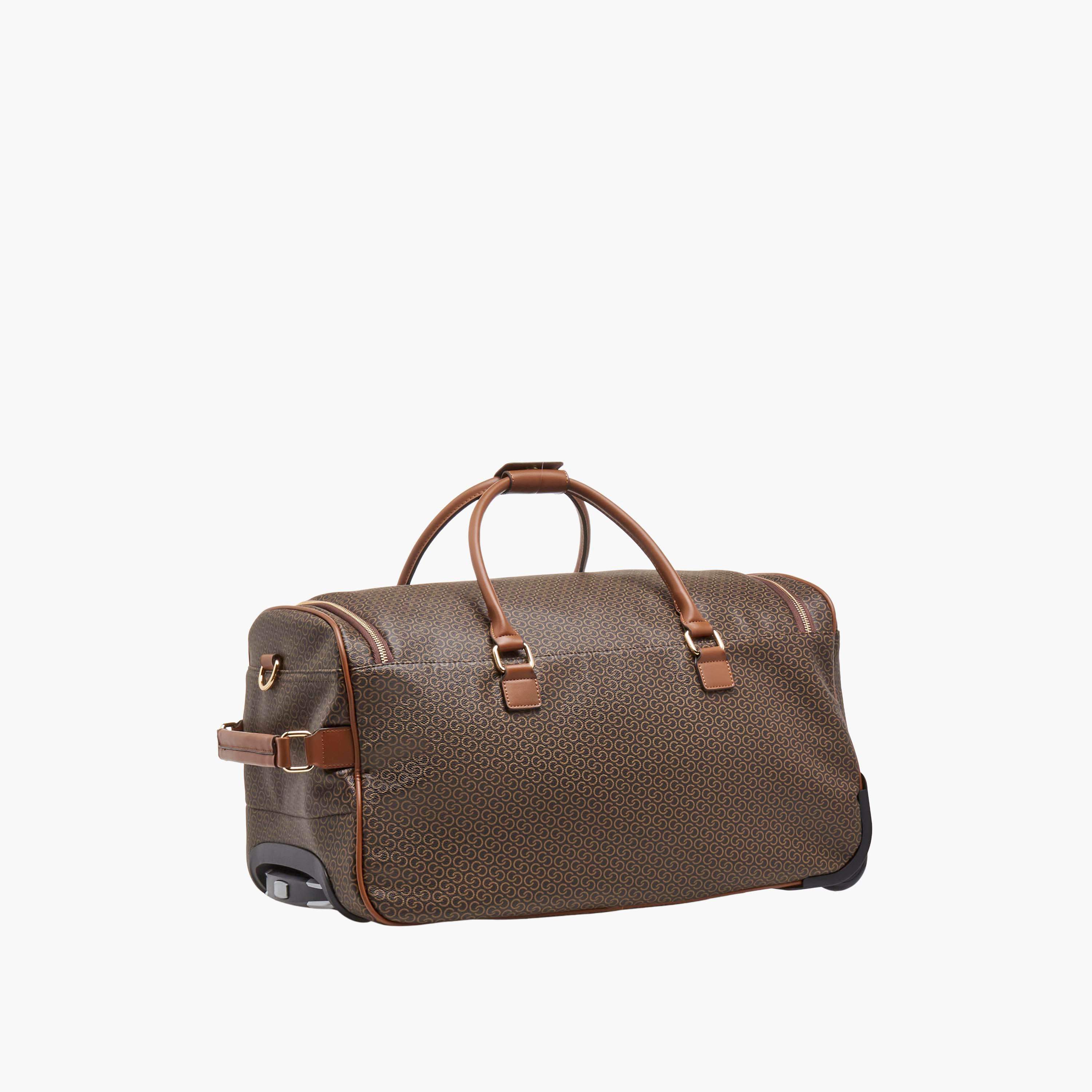 شنطة دافل بطبعات مونوجرام وبمقبض قابل للسحب من سيليست-travel-luggagesandbags-dufflebags-image-4