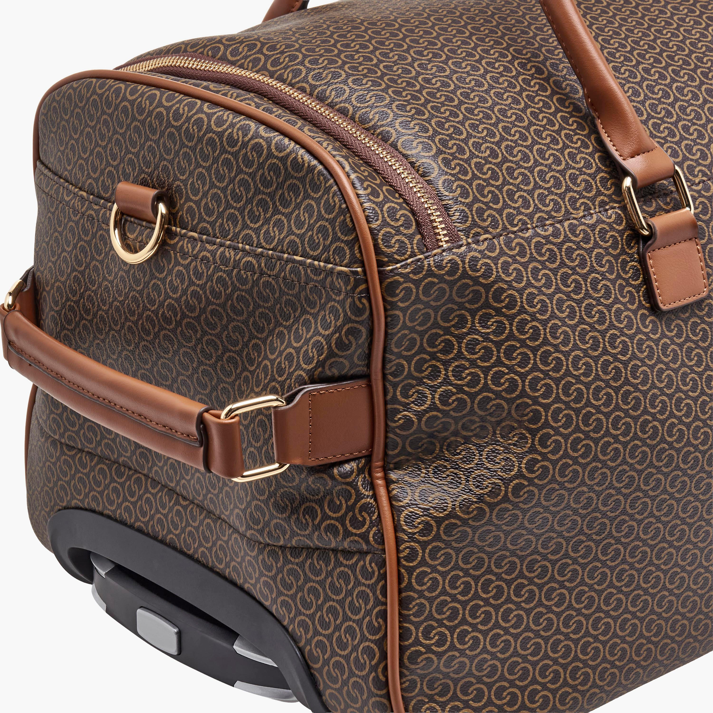 شنطة دافل بطبعات مونوجرام وبمقبض قابل للسحب من سيليست-travel-luggagesandbags-dufflebags-image-7