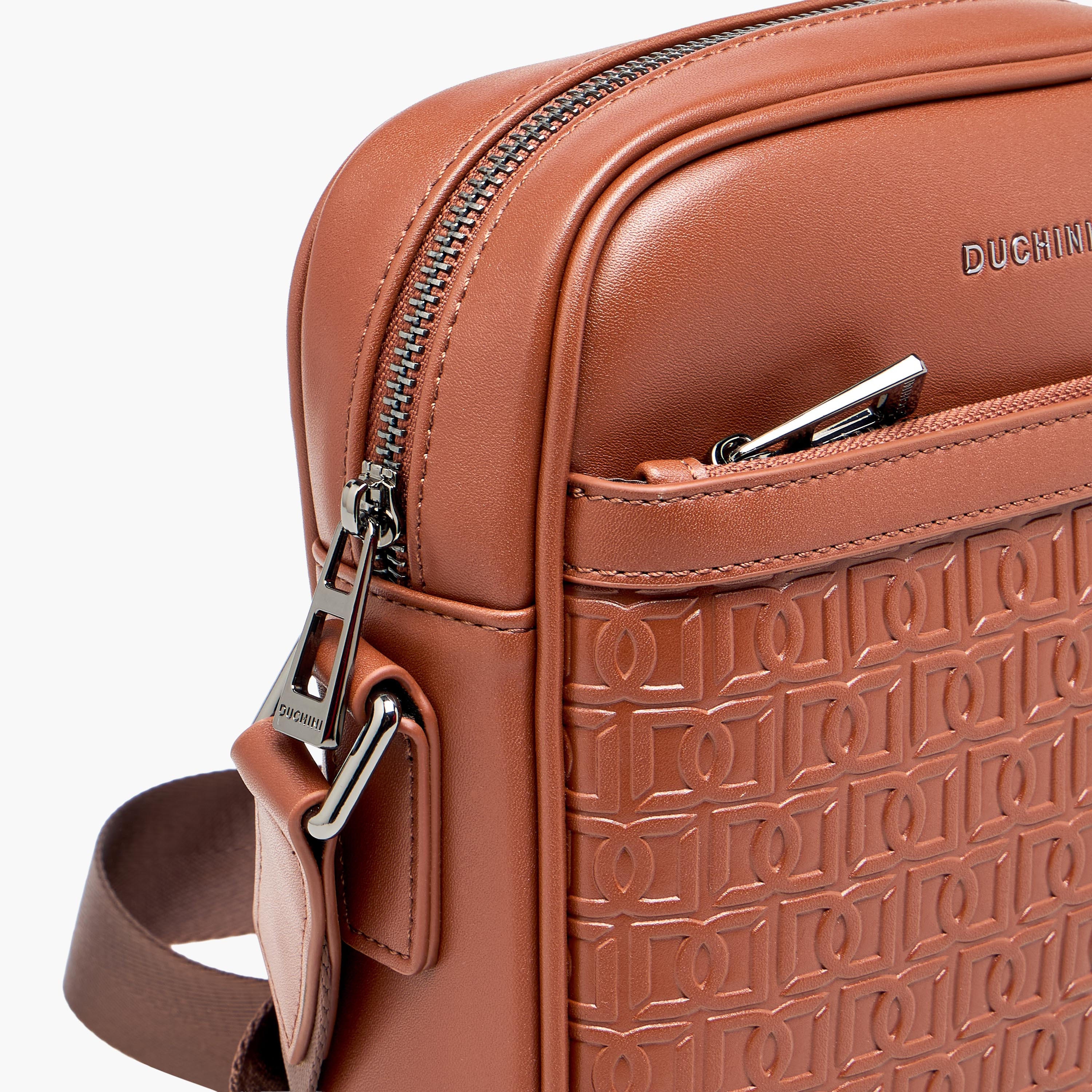 شنطة كروس بودي بتصميم مونوجرام بارز للرجال من دوتشيني-travel-accessories-image-5