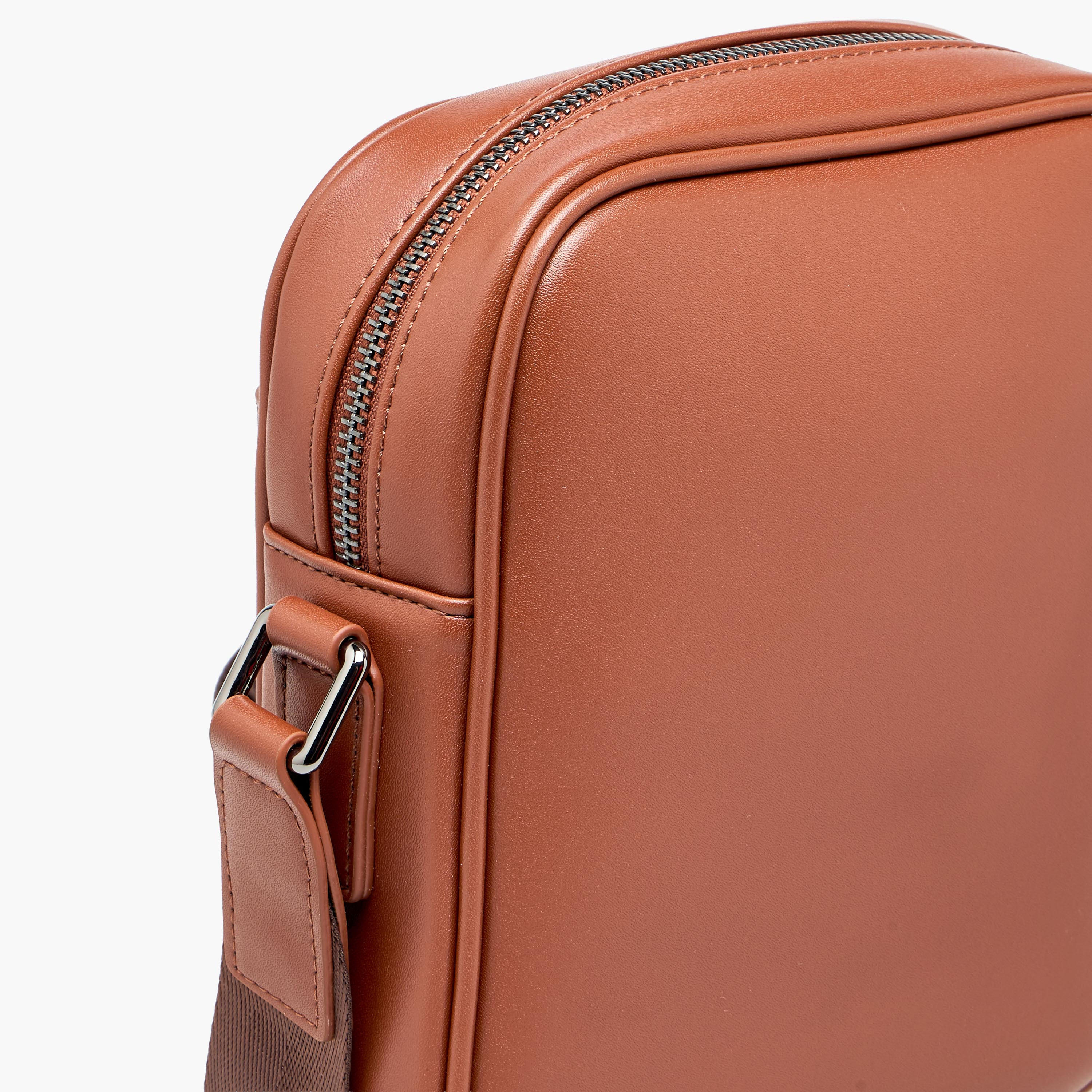 شنطة كروس بودي بتصميم مونوجرام بارز للرجال من دوتشيني-travel-accessories-image-7