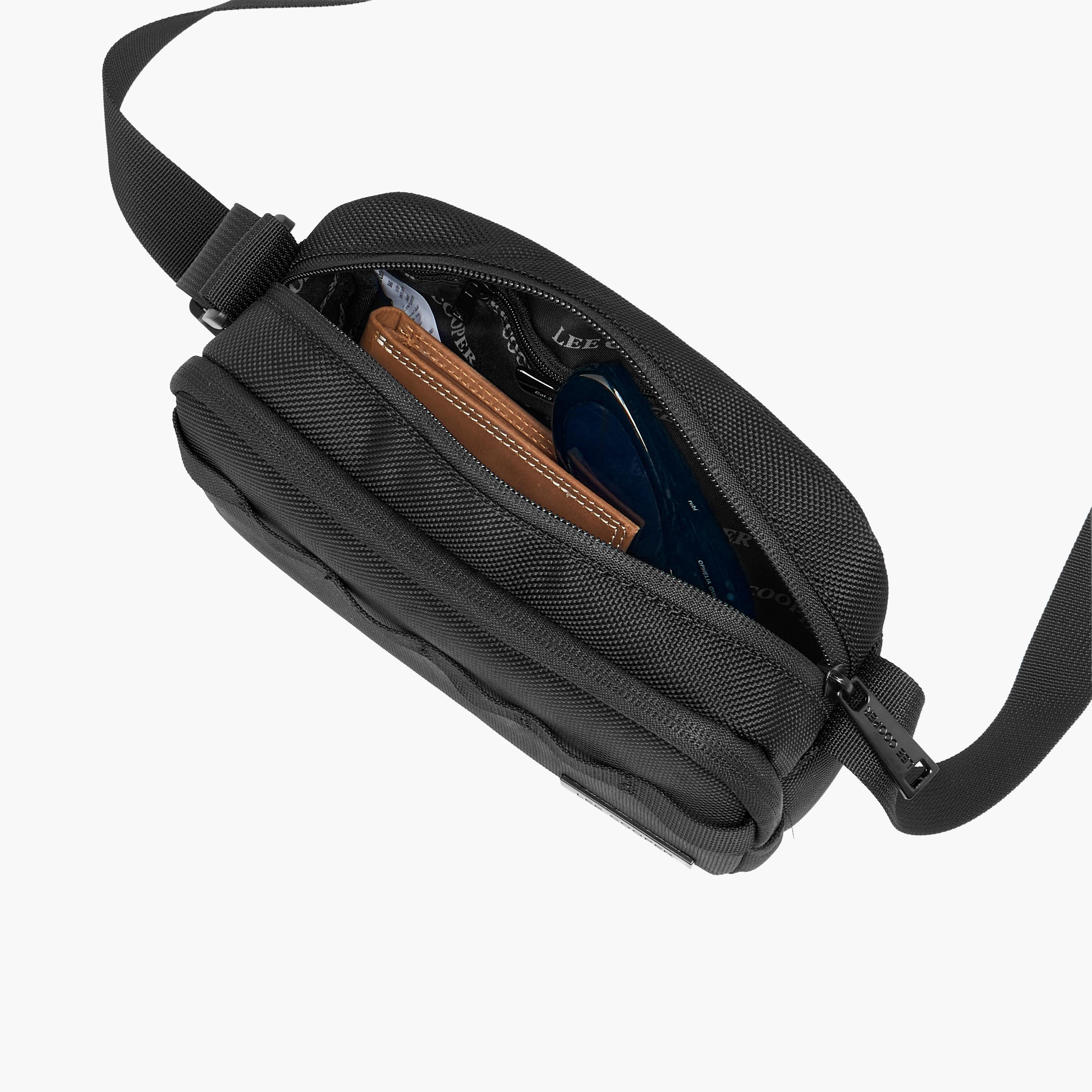 شنطة كروس بودي بارزة الملمس للرجال من لي كوبر-travel-accessories-image-9