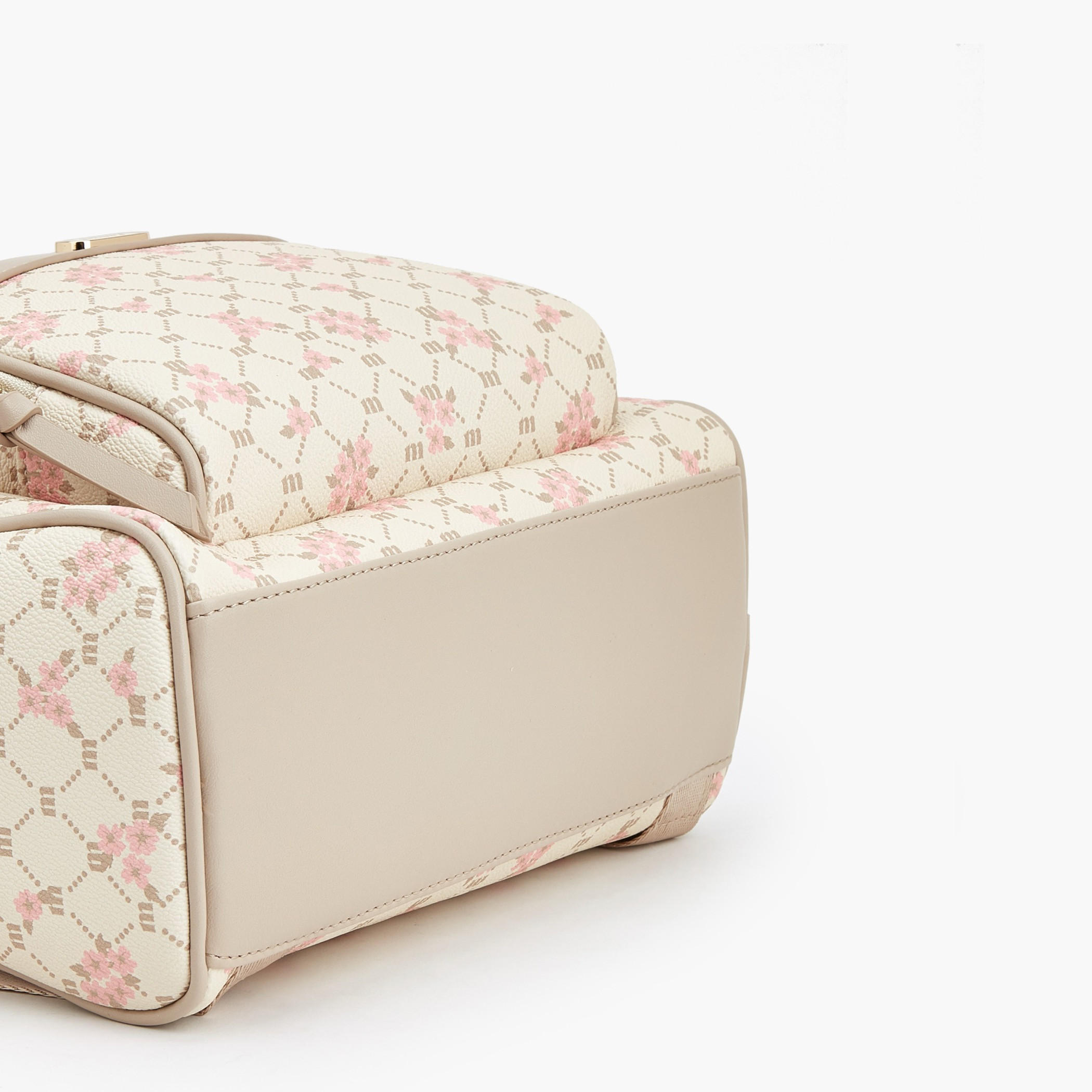 شنطة ظهر بطبعات مونوجرام وحمالات قابلة للتعديل من ميسي-women-bagsandwallets-backpacks-image-6