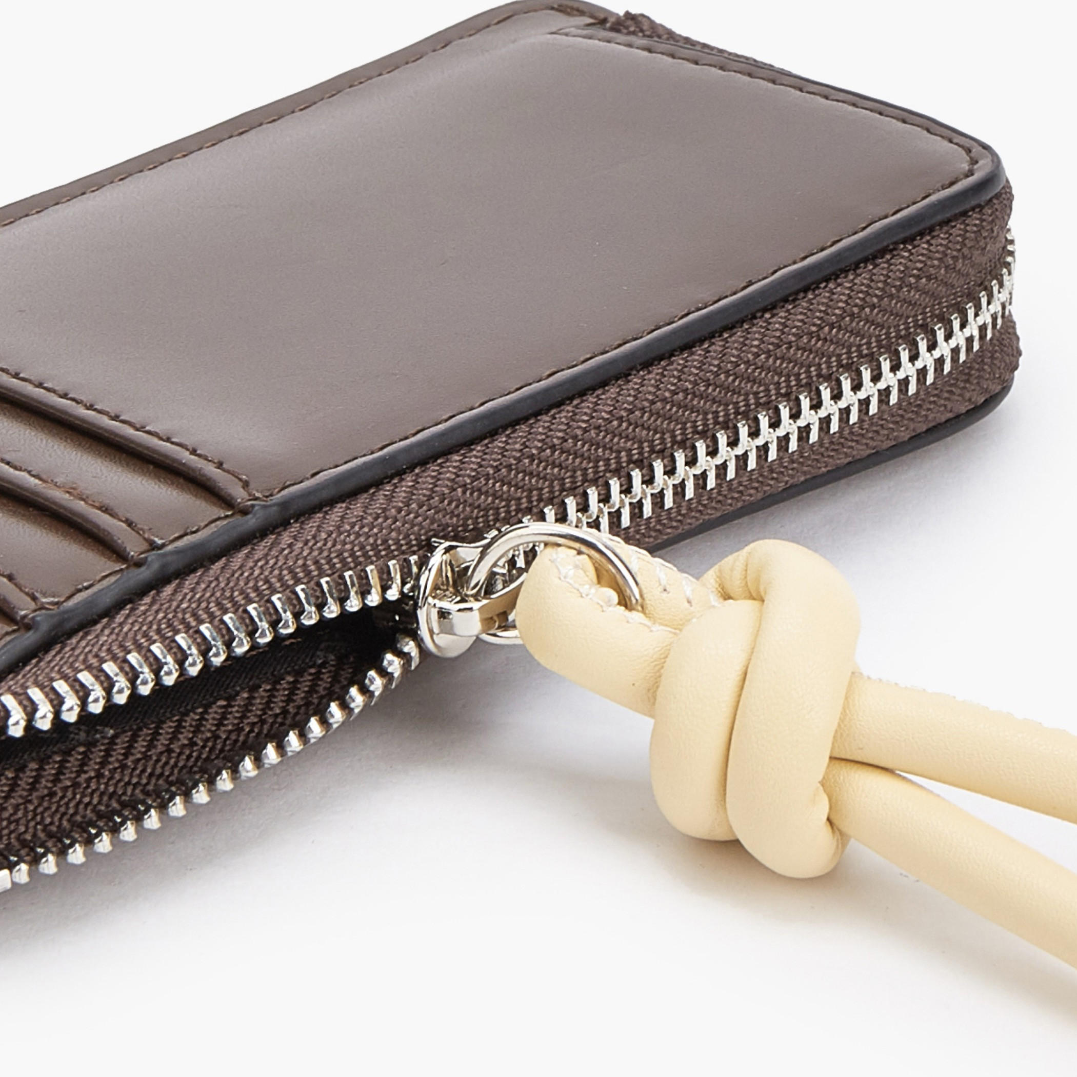 محفظة بتزيينات شعار وسحاب إغلاق من سيليست-women-bagsandwallets-wallets-image-5