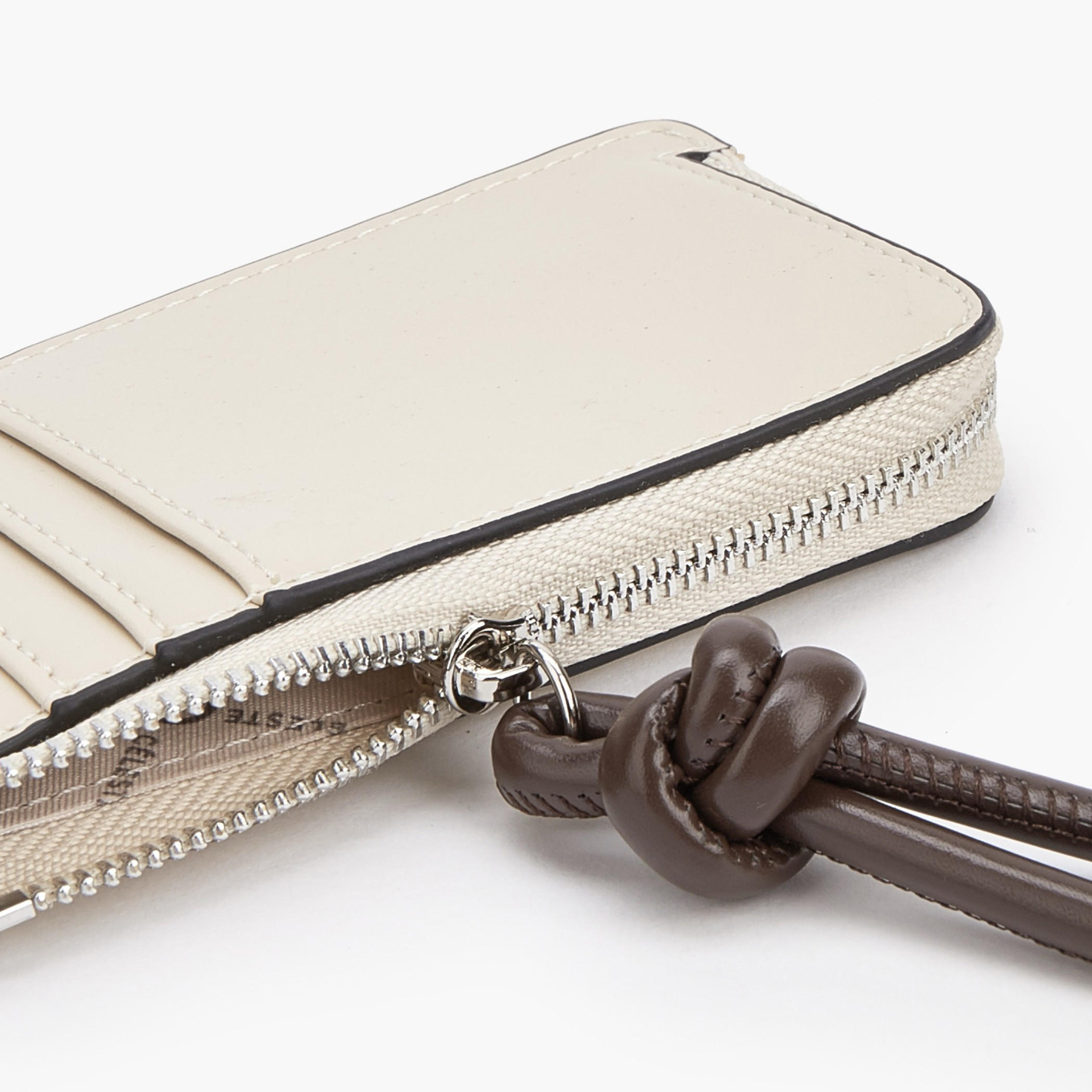 محفظة بتزيينات شعار وسحاب إغلاق من سيليست-women-bagsandwallets-wallets-image-5