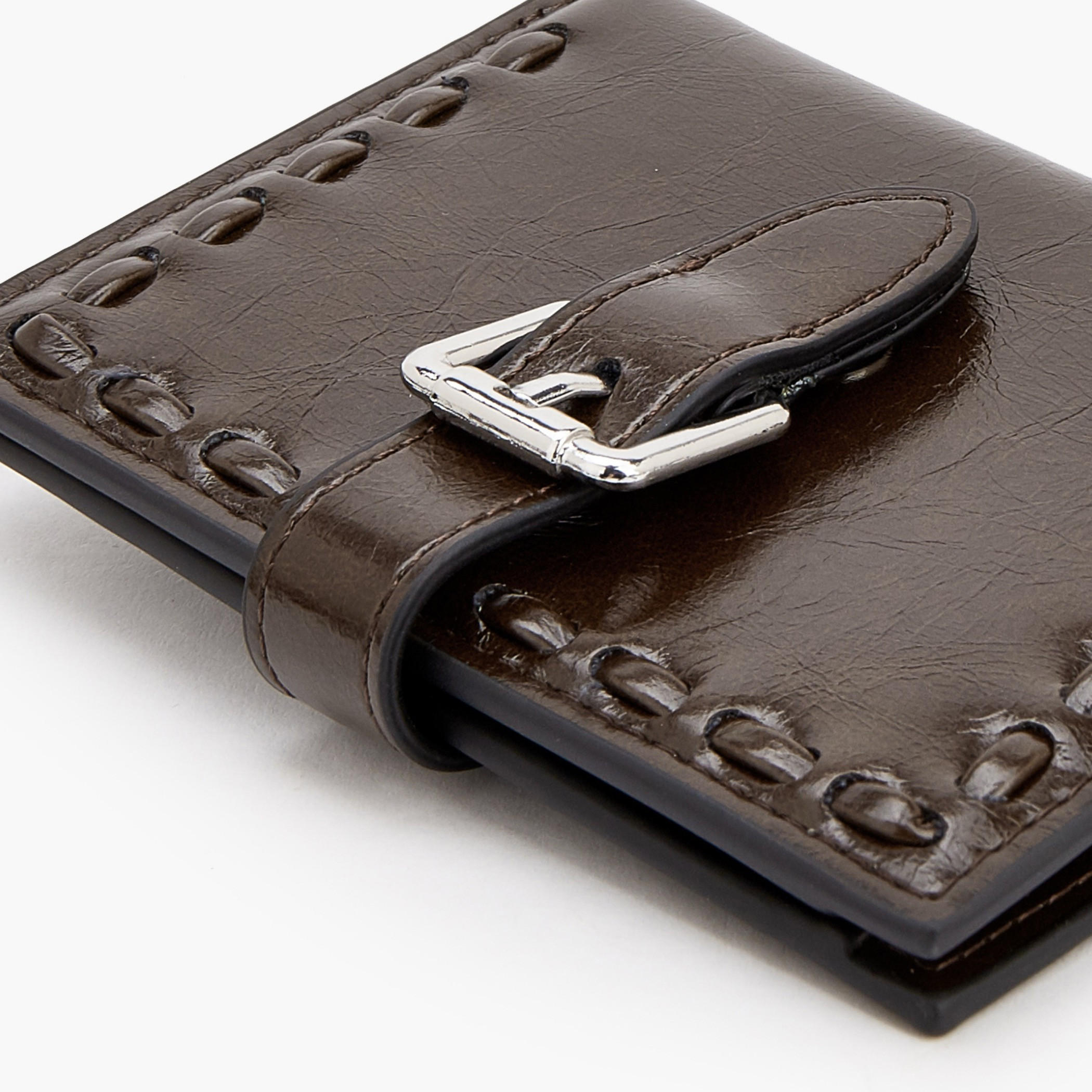 محفظة ثنائية الطي بإبزيم وتفاصيل غرز من سيليست-women-bagsandwallets-wallets-image-5