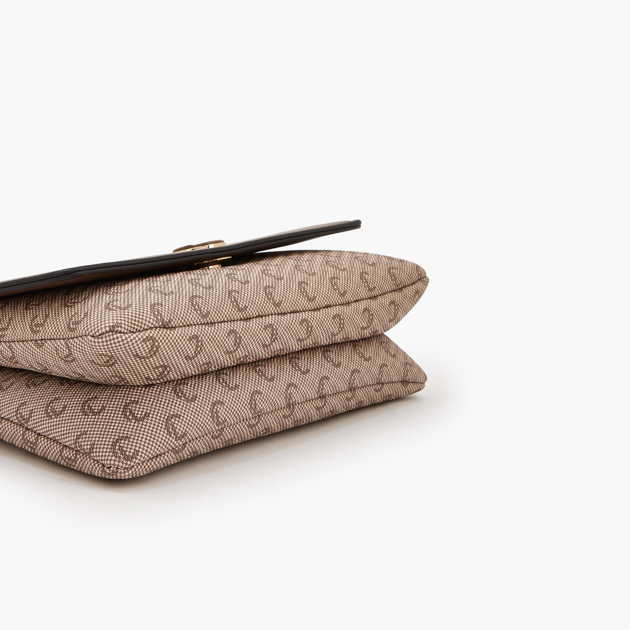 شنطة كروس بودي بطبعات مونوجرام بزر إغلاق من لو كونفورت-women-bagsandwallets-handbags-image-6