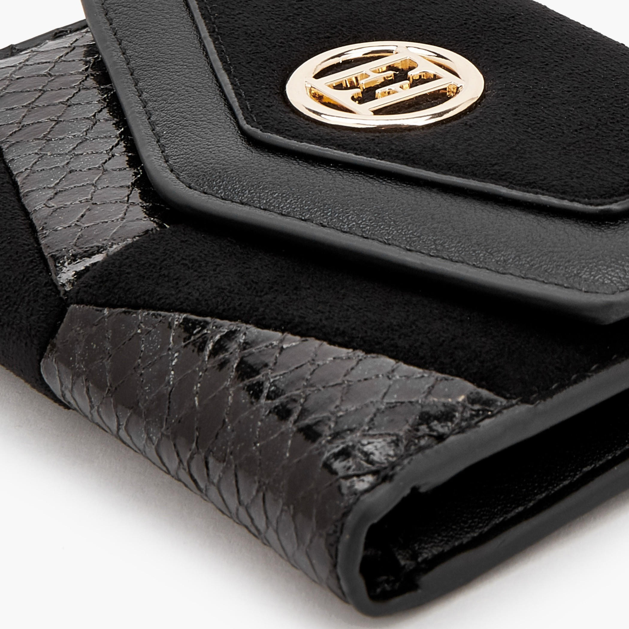 محفظة بارزة الملمس ثلاثية الطي بزر إغلاق من إيل-women-bagsandwallets-wallets-image-5