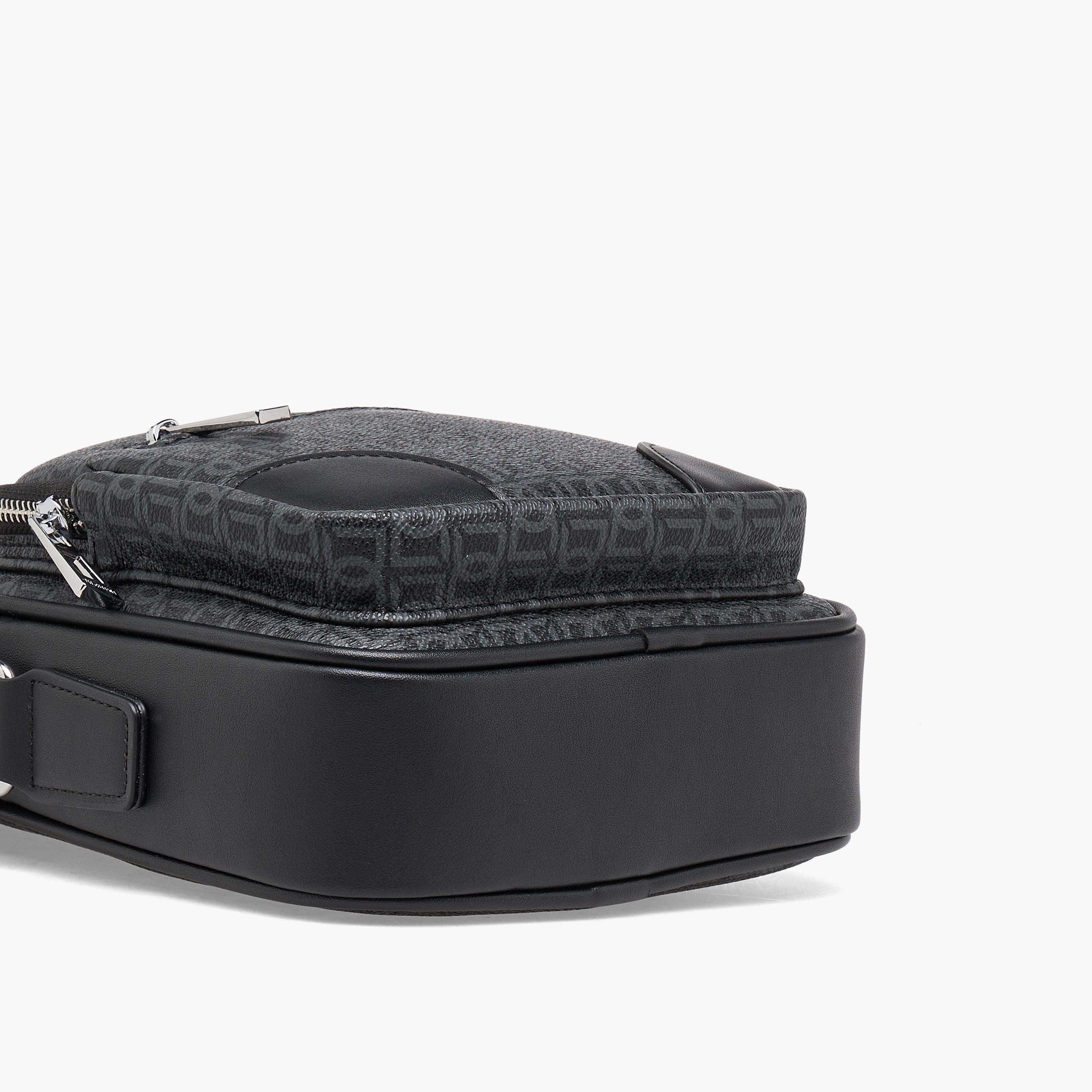 شنطة كروس بودي بطبعات مونوجرام للرجال من دوتشيني-travel-accessories-image-6