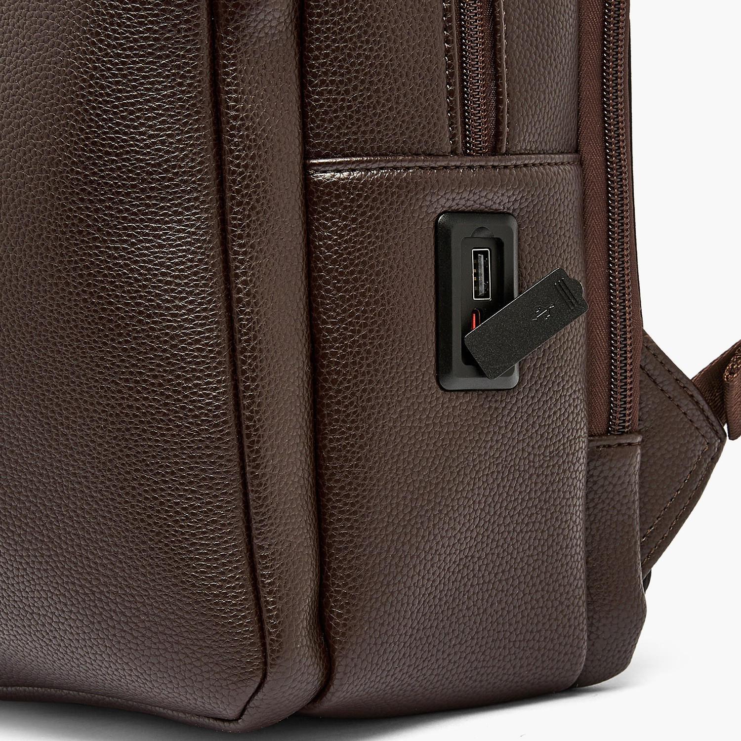 شنطة ظهر بارزة الملمس للرجال من دوتشيني-men-bags-image-4