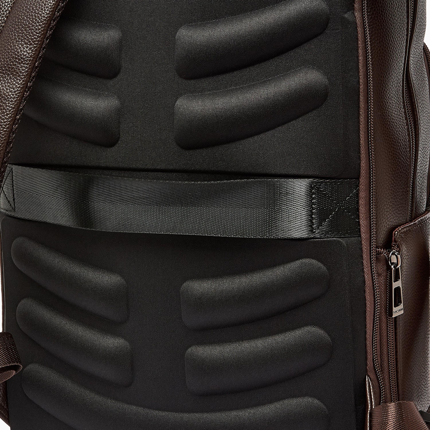 شنطة ظهر بارزة الملمس للرجال من دوتشيني-men-bags-image-6