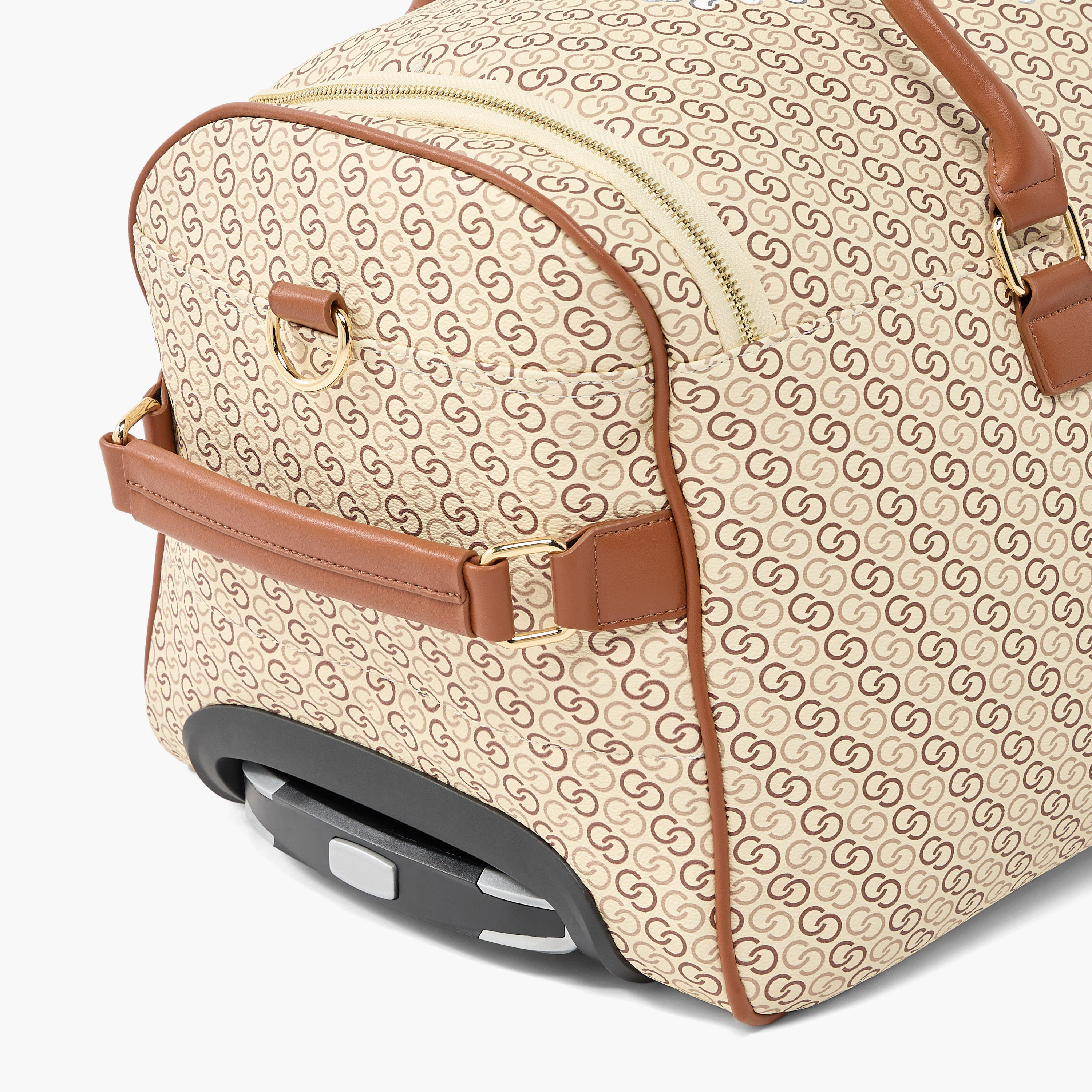 شنطة دافل بعجلات وطبعات مونوجرام من سيليست-travel-luggagesandbags-dufflebags-image-6