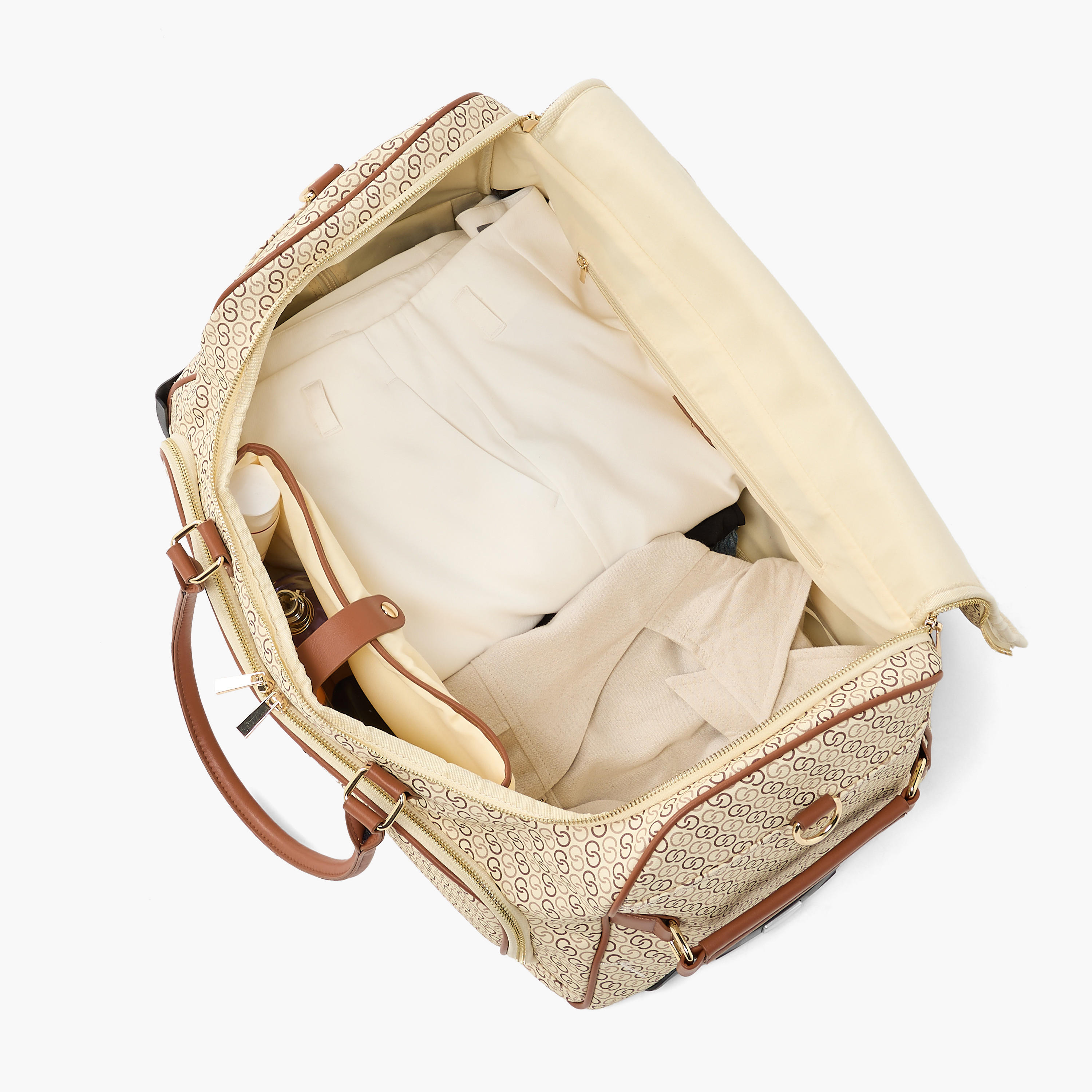 شنطة دافل بعجلات وطبعات مونوجرام من سيليست-travel-luggagesandbags-dufflebags-image-8