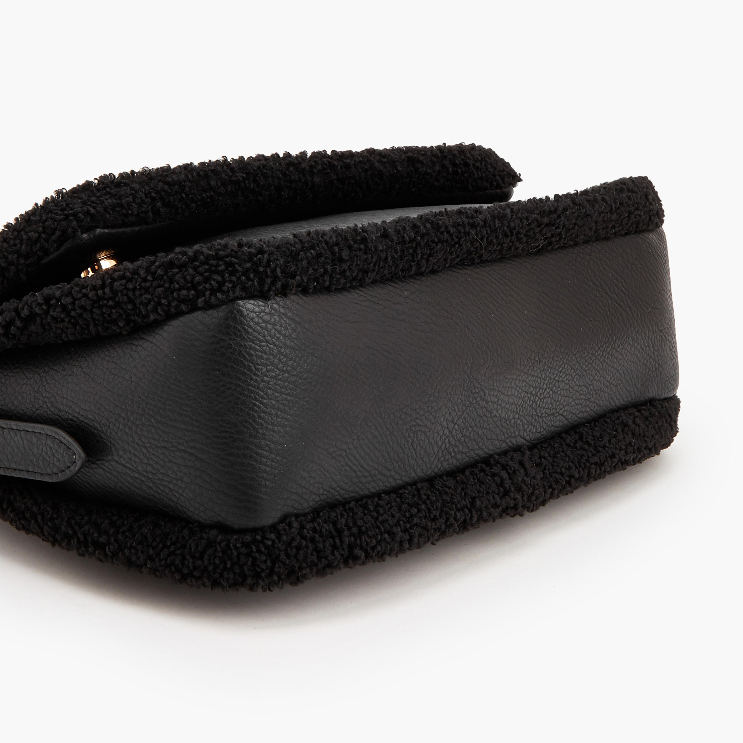 حقيبة كتف بتفاصيل فرو صناعي من لو كونفورت-women-bagsandwallets-handbags-image-6