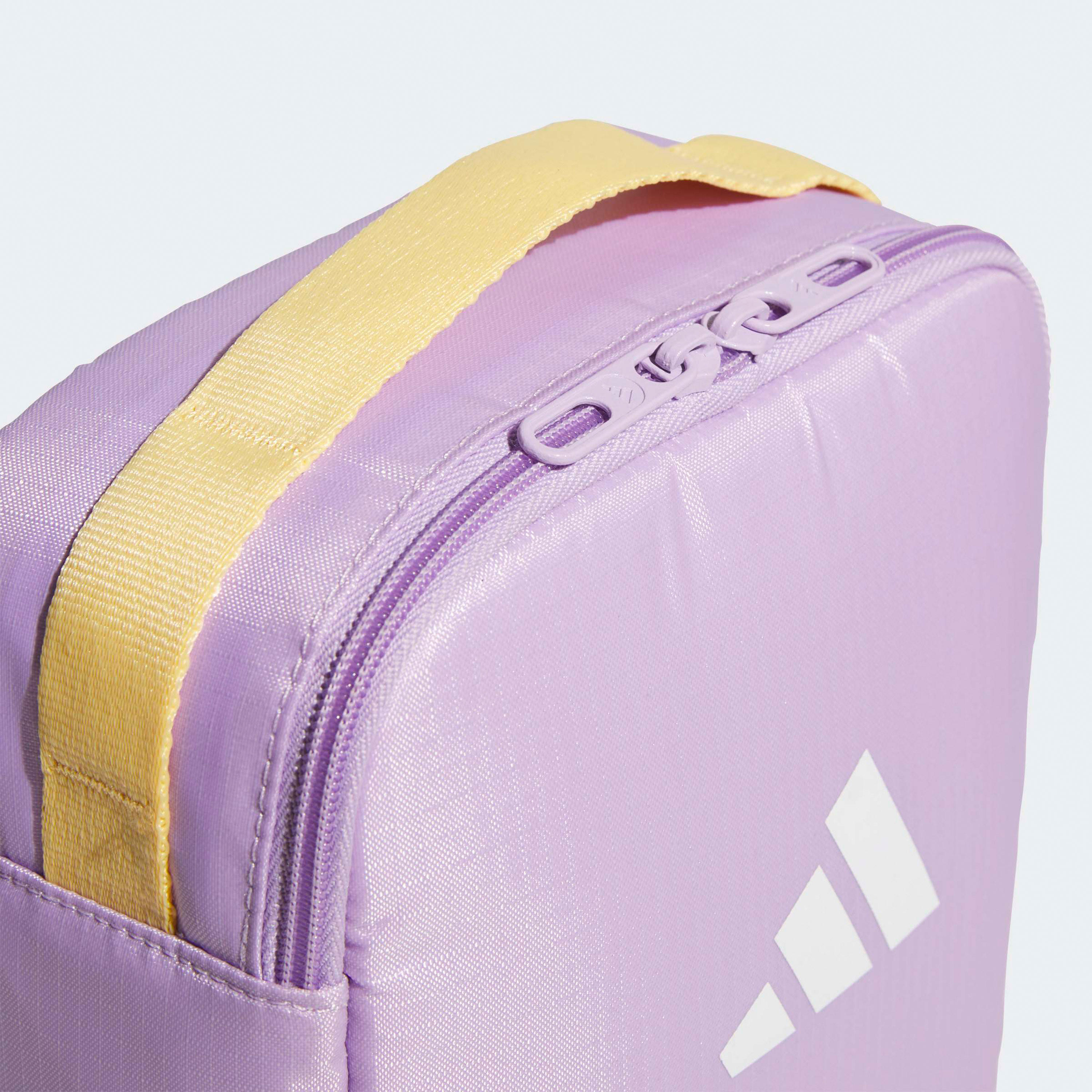 شنطة غداء مبردة بسحاب إغلاق وطبعات شعار من أديداس - 6 لتر-school-lunchessentials-lunchbags-image-3