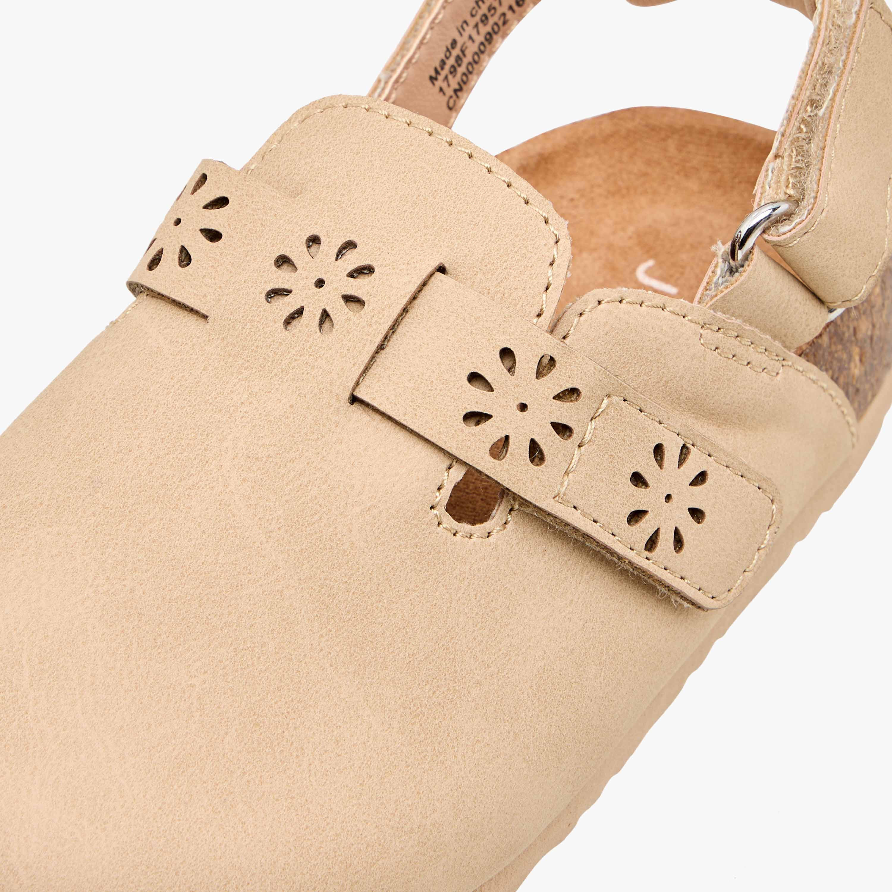 صندل بشريط إغلاق لاصق وتفاصيل مفرغة من جونيورز-girls-shoes-sandals-image-4