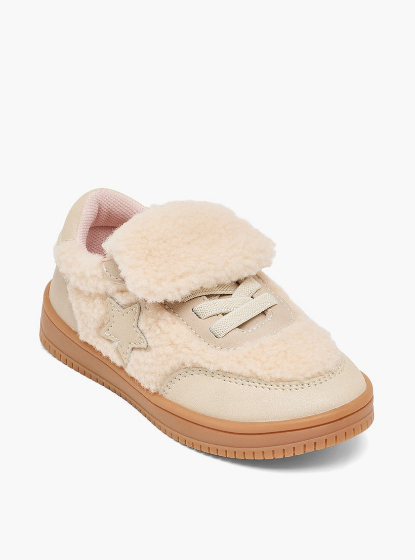 حذاء سنيكرز للكاحل من الفرو الصناعي بزينة نجمة للبنات من جونيورز-girls-shoes-sneakers-image-2