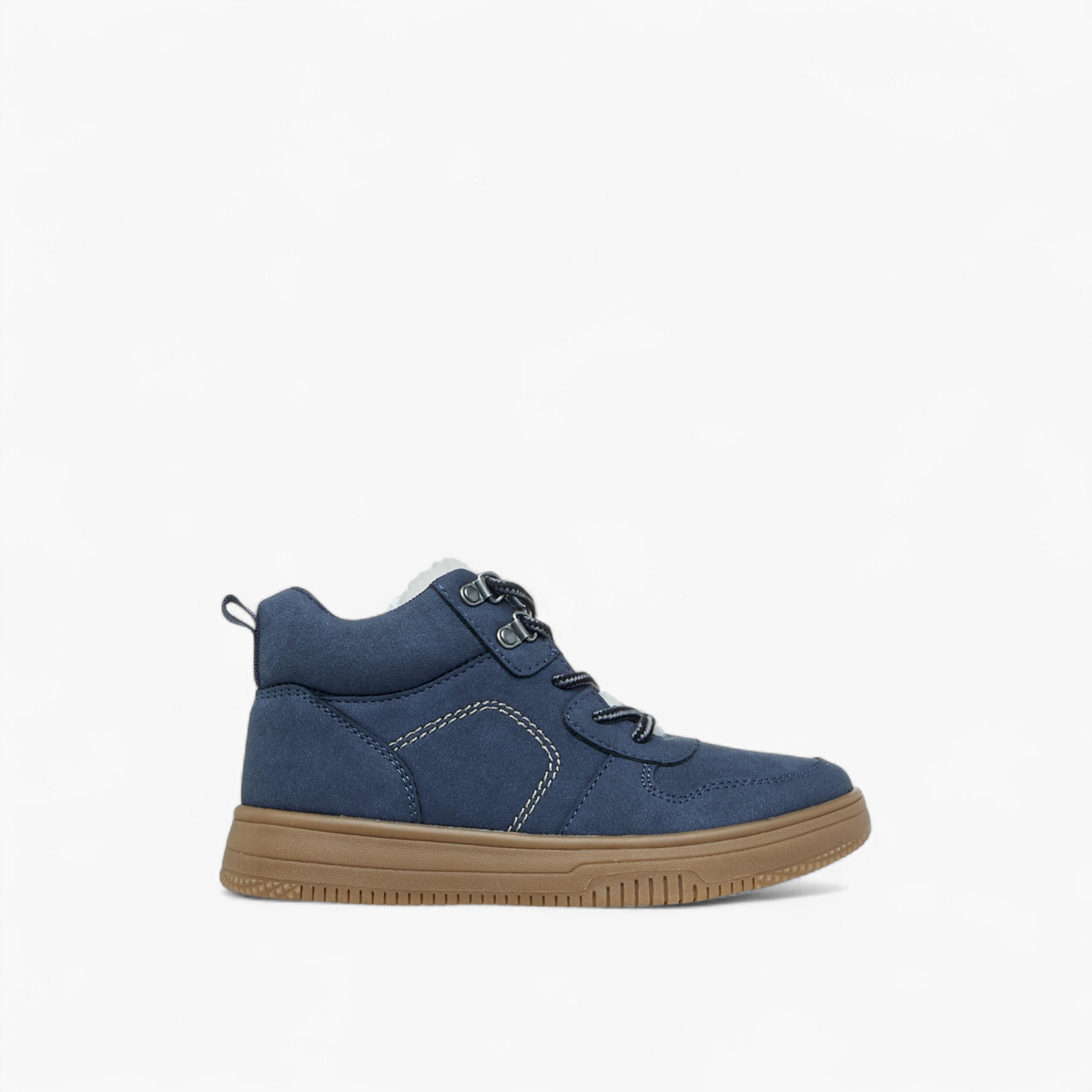 بوت سادة برباط إغلاق وتفاصيل مغرّزة من مستر دوتشيني-boys-shoes-boots-image-3
