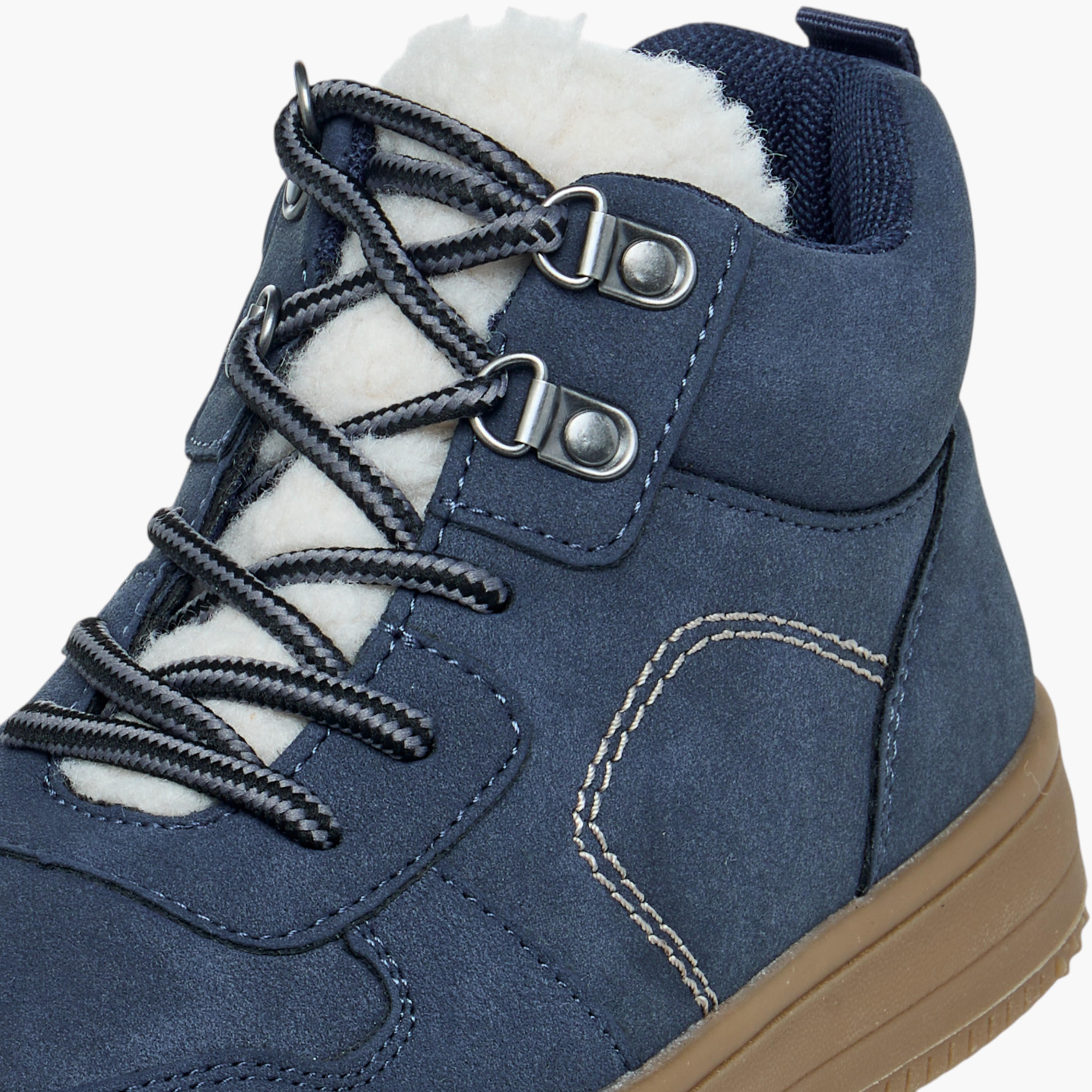بوت سادة برباط إغلاق وتفاصيل مغرّزة من مستر دوتشيني-boys-shoes-boots-image-4