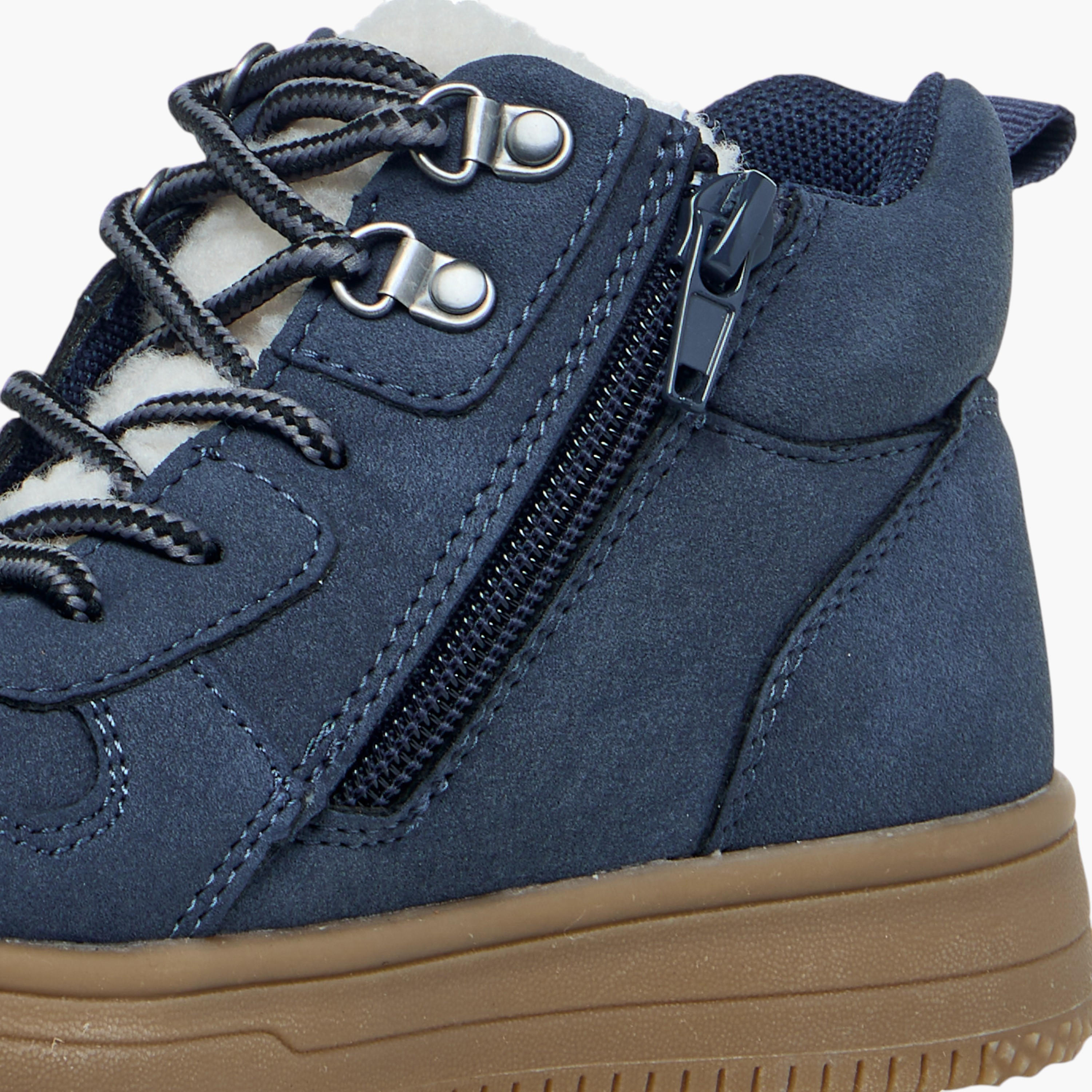 بوت سادة برباط إغلاق وتفاصيل مغرّزة من مستر دوتشيني-boys-shoes-boots-image-5