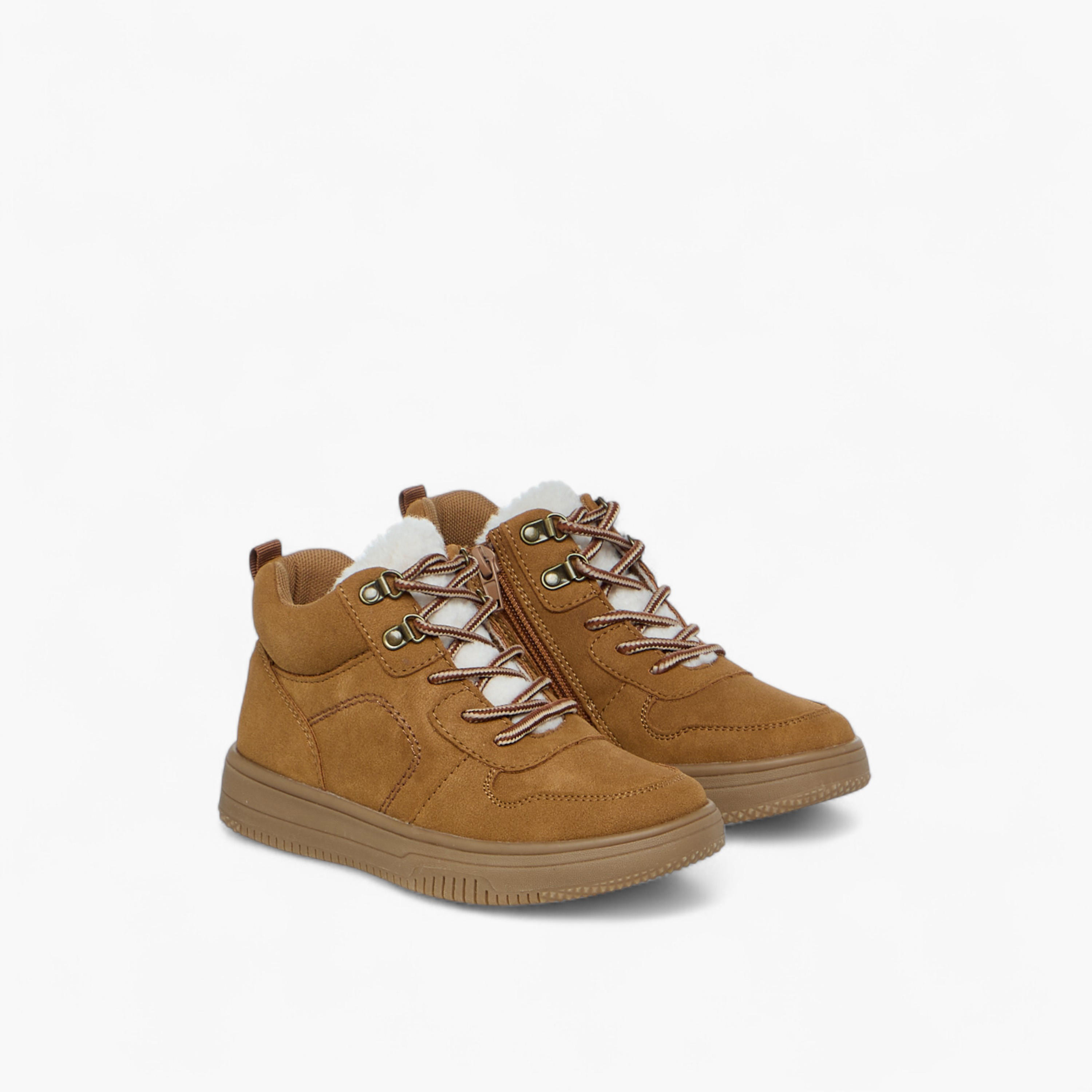 بوت سادة برباط إغلاق وتفاصيل مغرّزة من مستر دوتشيني-boys-shoes-boots-image-1