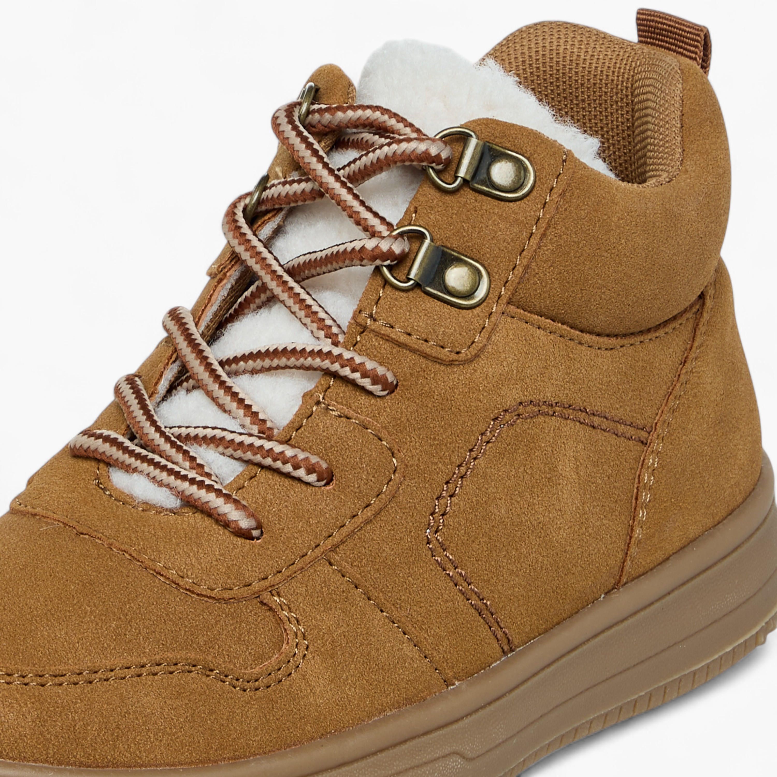 بوت سادة برباط إغلاق وتفاصيل مغرّزة من مستر دوتشيني-boys-shoes-boots-image-4