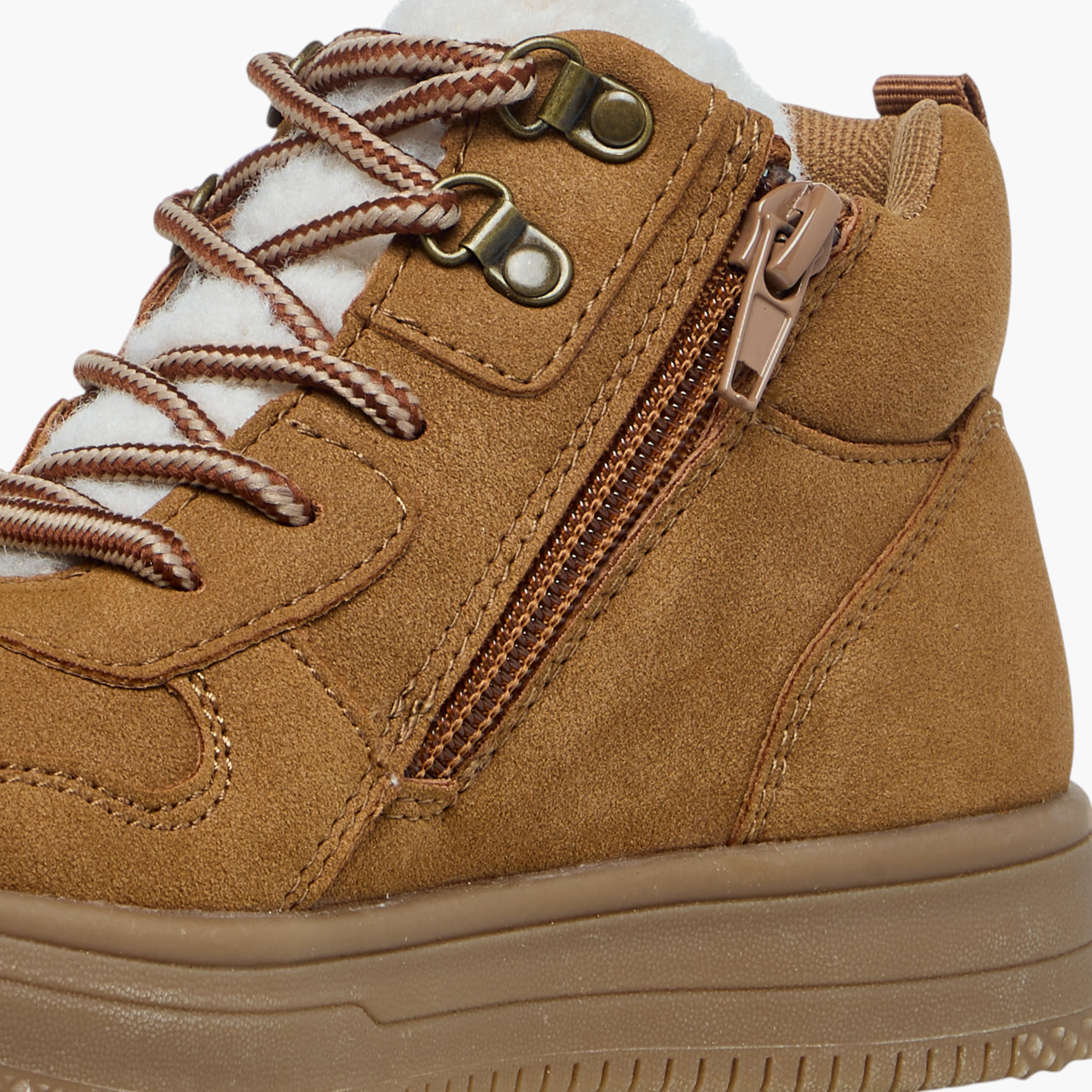 بوت سادة برباط إغلاق وتفاصيل مغرّزة من مستر دوتشيني-boys-shoes-boots-image-5