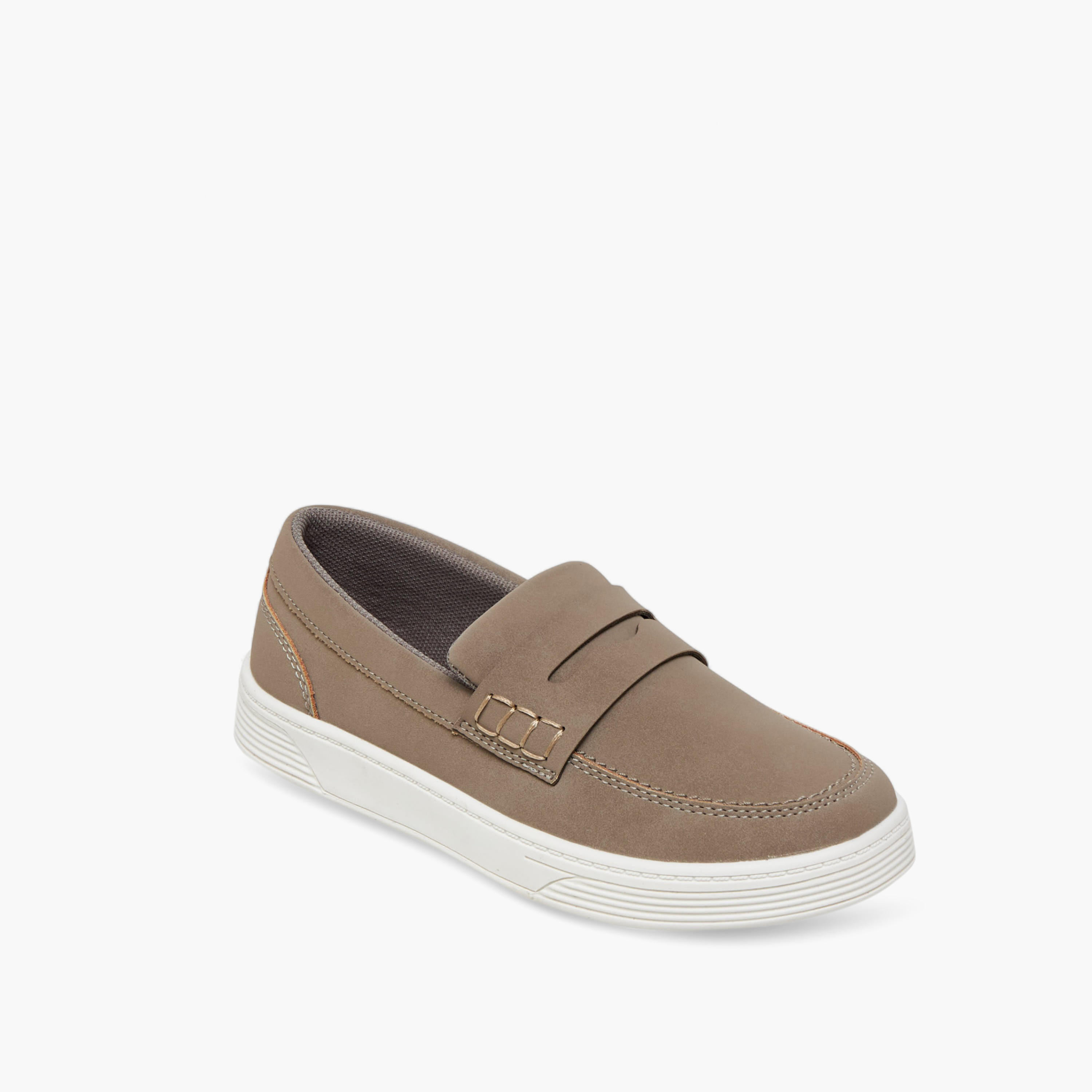 حذاء سادة سهل الارتداء بتفاصيل مفرغة من مستر دوتشيني-boys-shoes-loafers-image-2