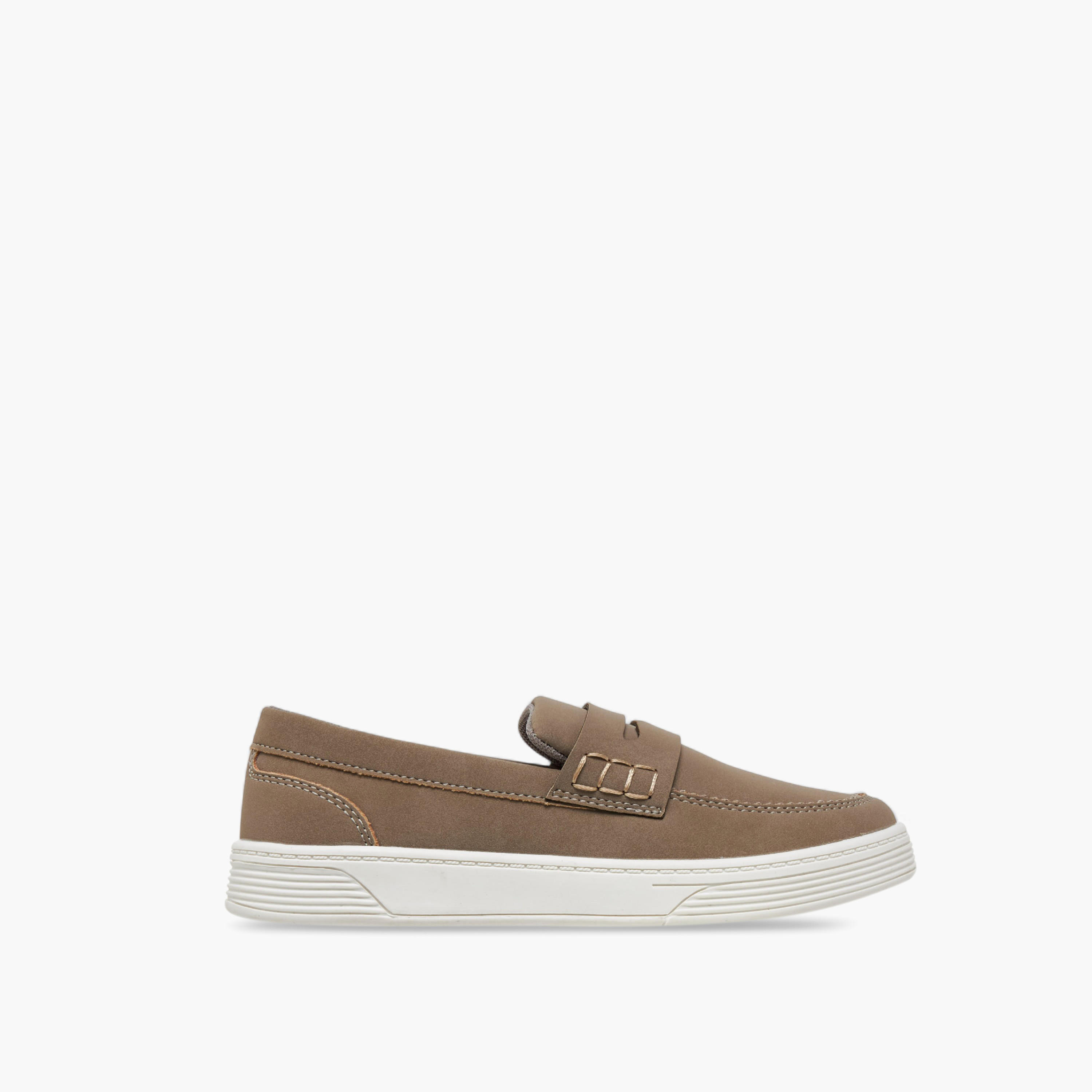 حذاء سادة سهل الارتداء بتفاصيل مفرغة من مستر دوتشيني-boys-shoes-loafers-image-3
