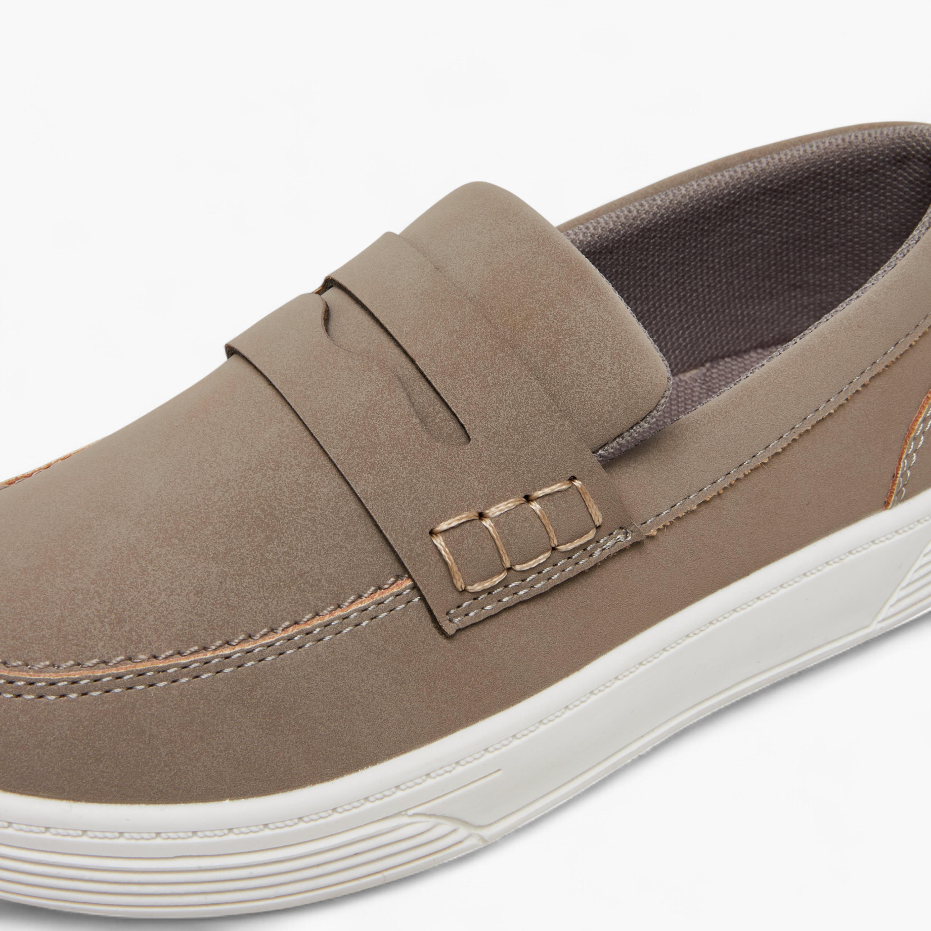 حذاء سادة سهل الارتداء بتفاصيل مفرغة من مستر دوتشيني-boys-shoes-loafers-image-4